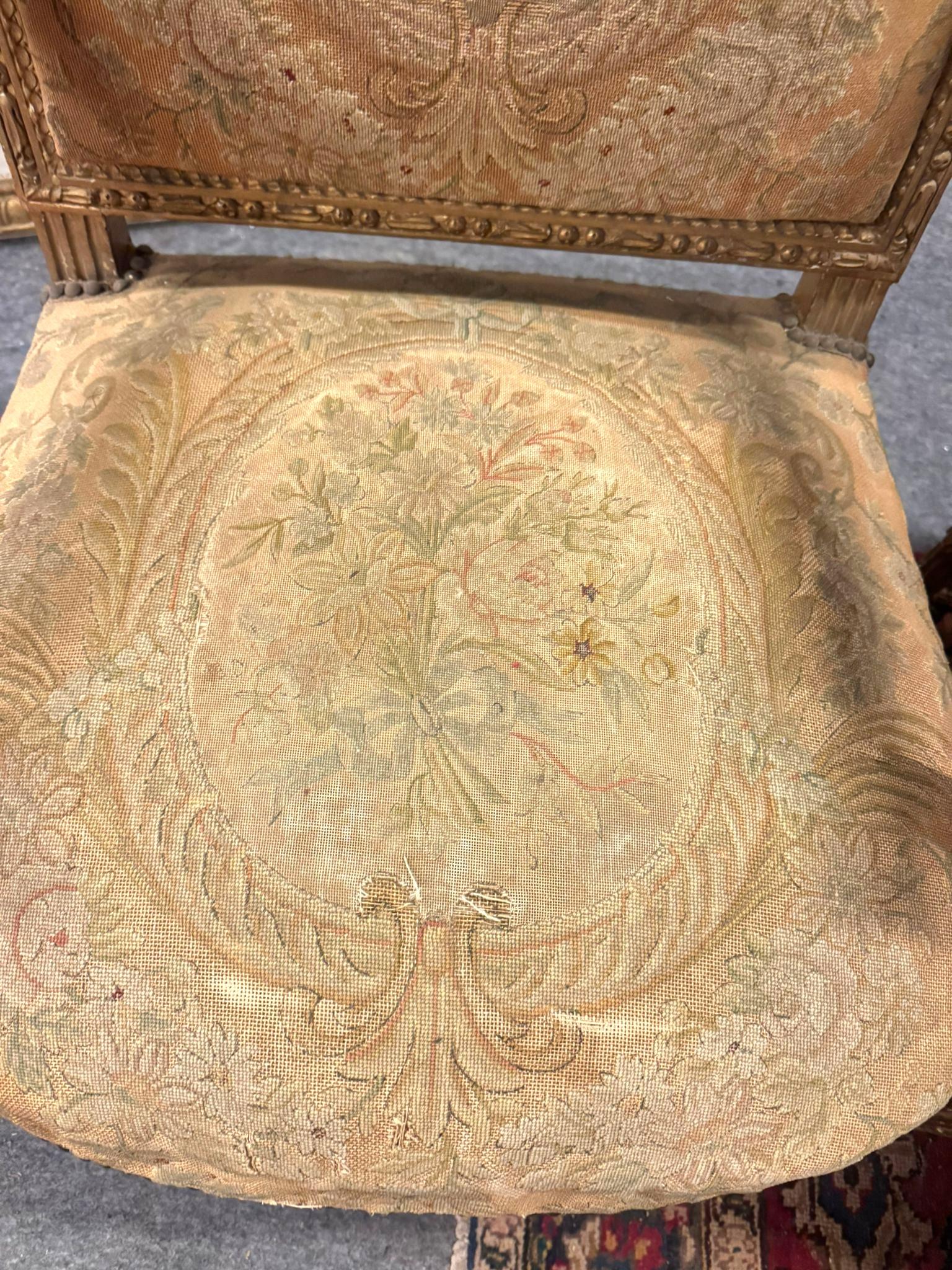 Pareja de sillones Luis XV de madera tallada y dorada, Francia en venta 2