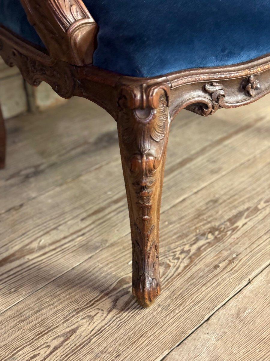 Legno Coppia di poltrone Luigi XV in legno intagliato, inizio XVIII secolo in vendita