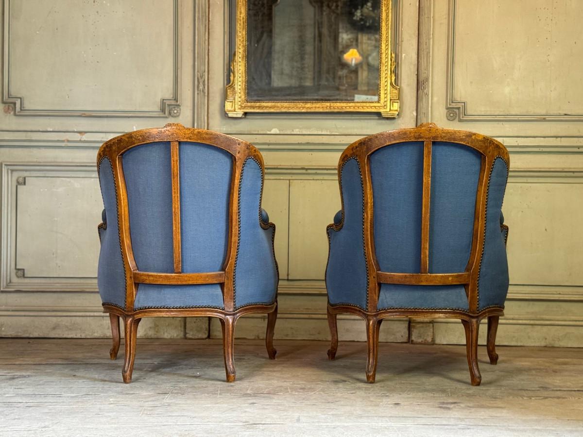 Pair of Louis XV armchairs in moulded and carved beech, 18th century Francés en venta
