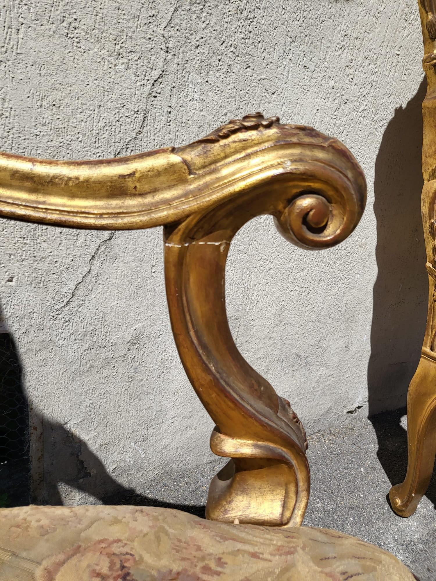Sehr schönes Paar großer Sessel aus vergoldetem und geschnitztem Holz im Louis XV-Stil, Modell 'Chassis'.

Sessel aus der Region Venedig, Abnutzungserscheinungen an der Vergoldung, Zierleisten müssen erneuert werden

Zeitraum Ende 19. Anfang 20.