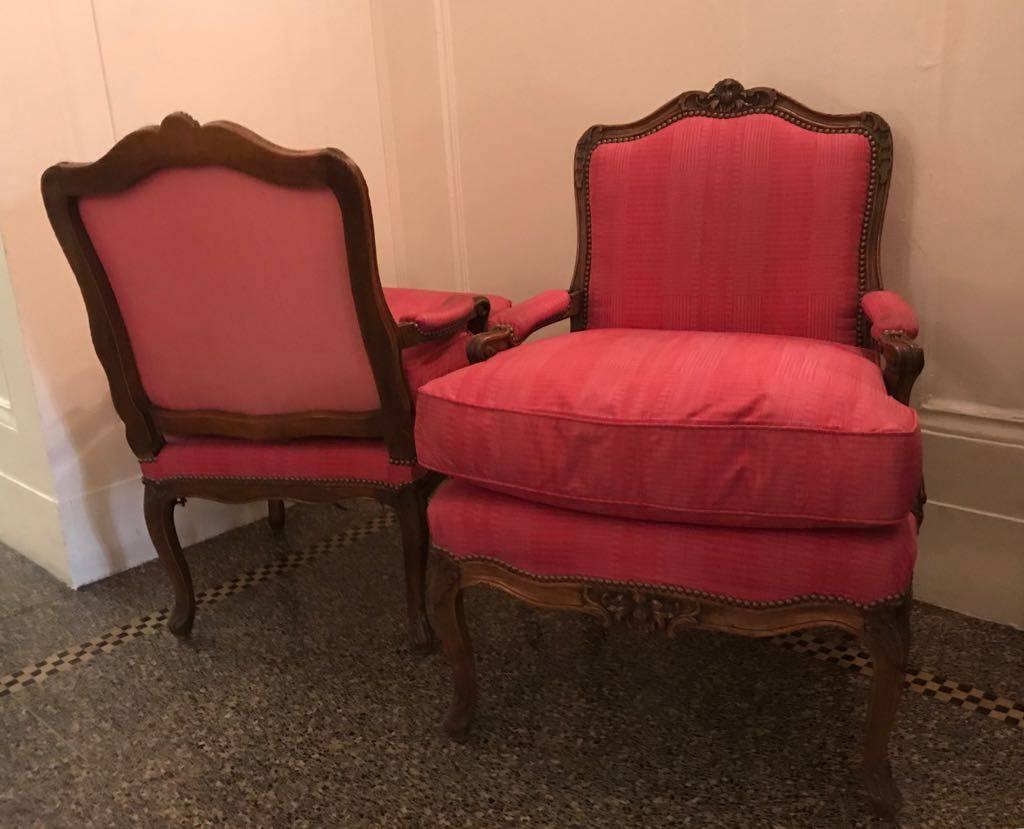 Fabulous pair of Louis XV beechwood Fautueils à la Reine. Made by Pierre Leduc, circa 1750s. These chairs were in the NYC home of Greta Garbo in the star's living room!
 
Each chair backseat displays a berried fruit-and foliate-carved cresting,