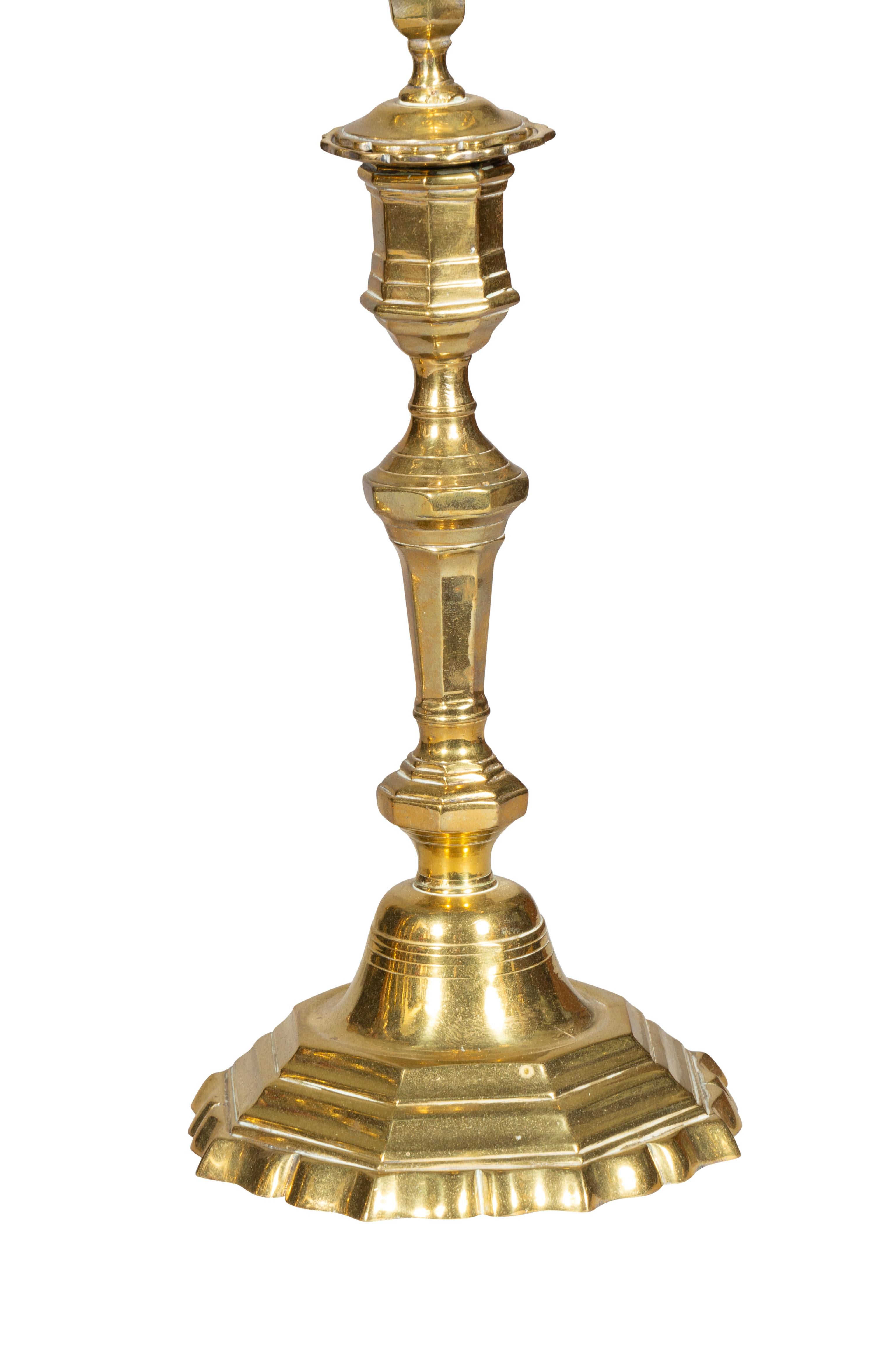 Fine XVIII secolo Coppia di candelieri in ottone Luigi XV in vendita