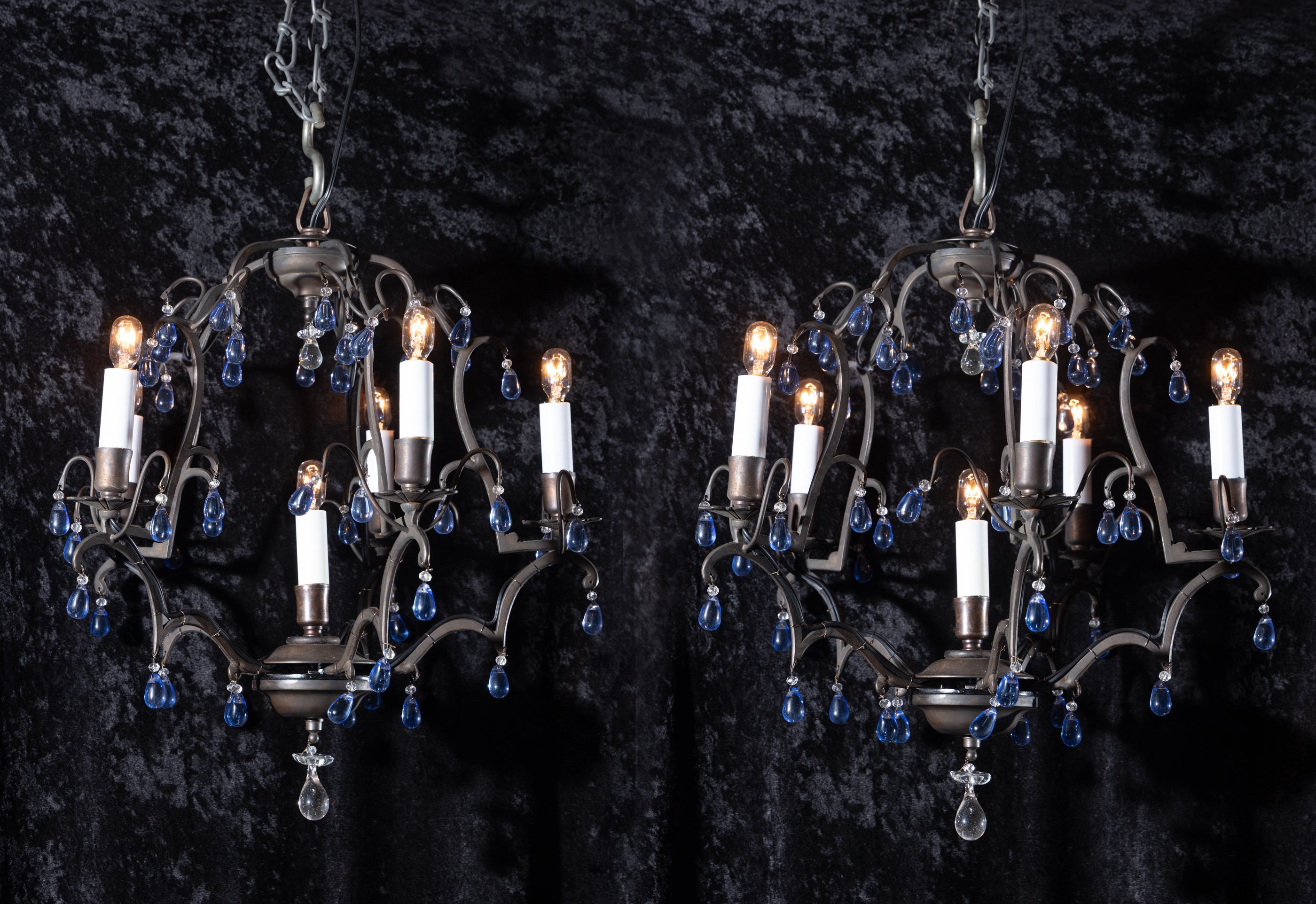 Cette paire de lustres italiens Louis XV est réalisée en bronze patiné dans un design classique de panier. Chaque lustre est doté de coupelles et de bougies en bronze et est orné d'une couronne d'étoiles en cristal clair et de raisins en cristal