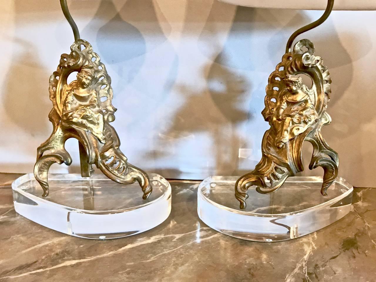 Moulage Paire de lampes figuratives Louis XV en bronze, 18ème siècle en vente