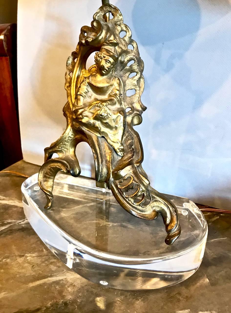 XVIIIe siècle Paire de lampes figuratives Louis XV en bronze, 18ème siècle en vente