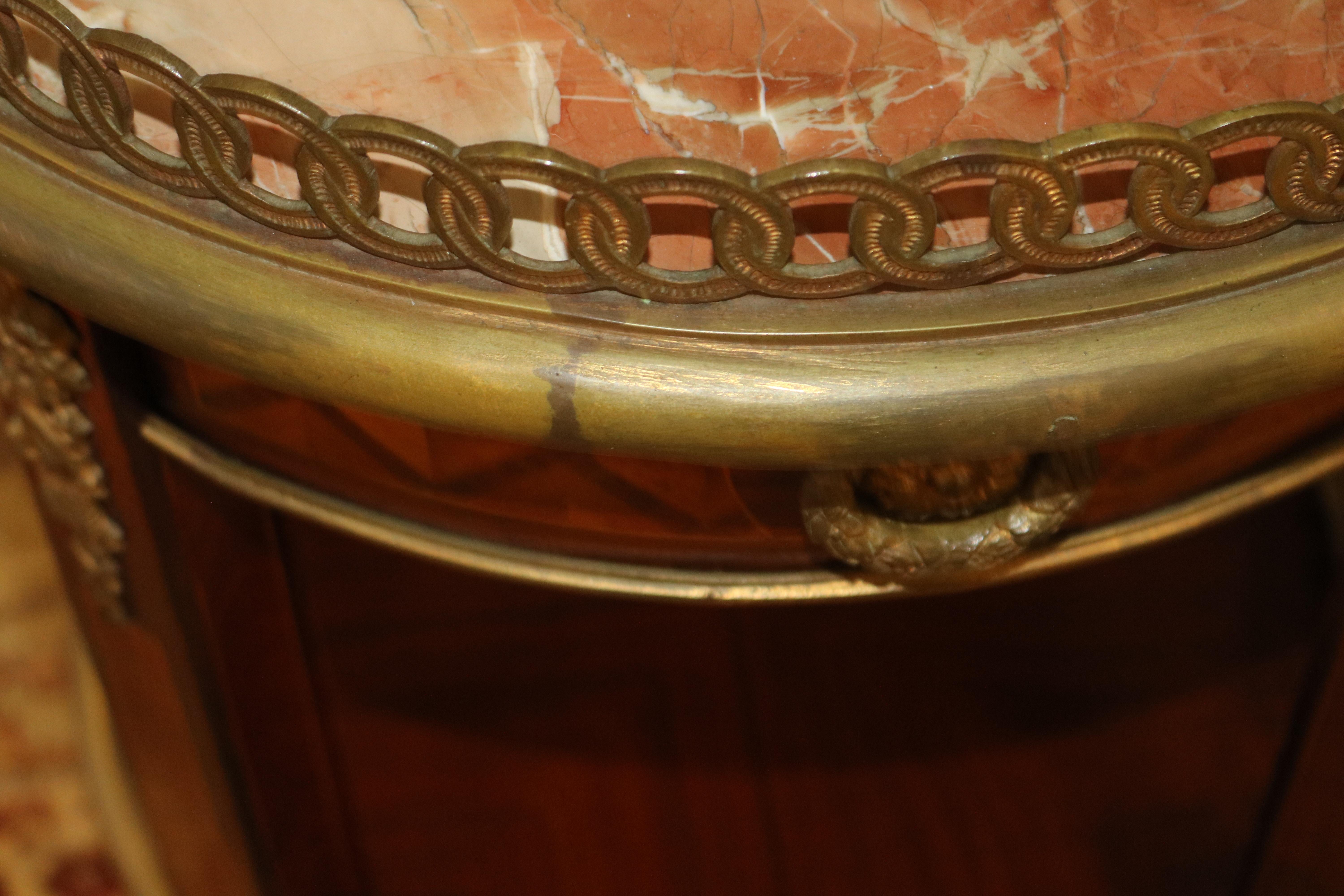 Paar Louis XV Bronze montiert Intarsien Marmorplatte Endtisch Gueridons im Angebot 3