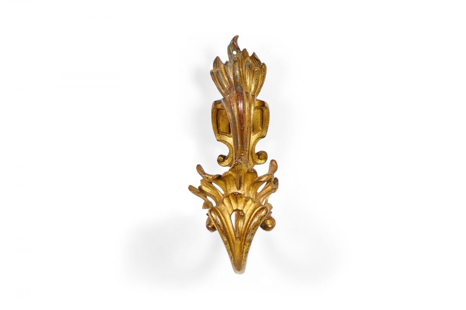 PAIRE d'attaches de draperie en bronze de style Louis XV (19ème siècle) à motifs de volutes.