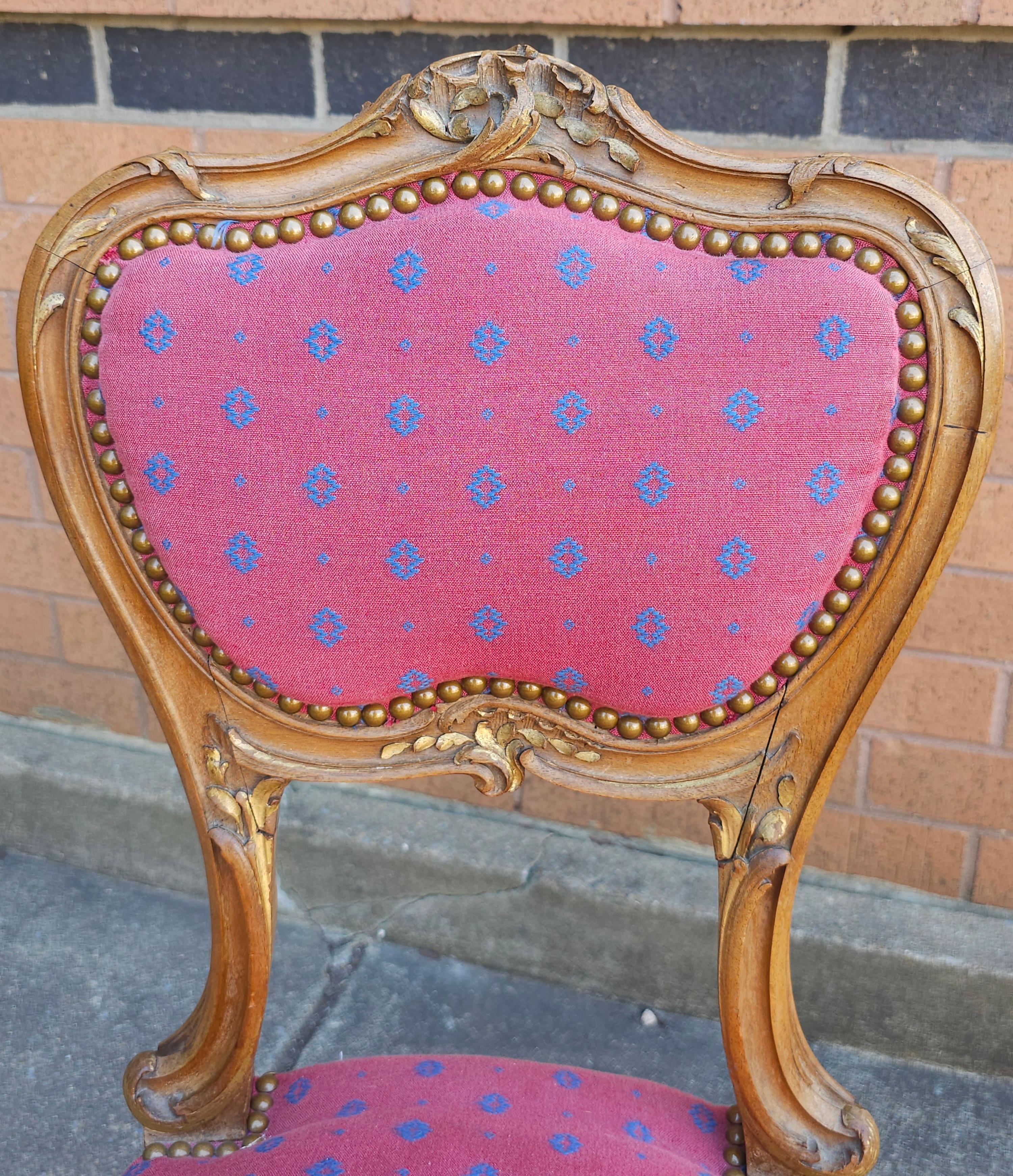 Inconnu Paire de chaises d'appoint Louis XV sculptées en bois fruitier avec clous en laiton cloutés et tapissés en vente