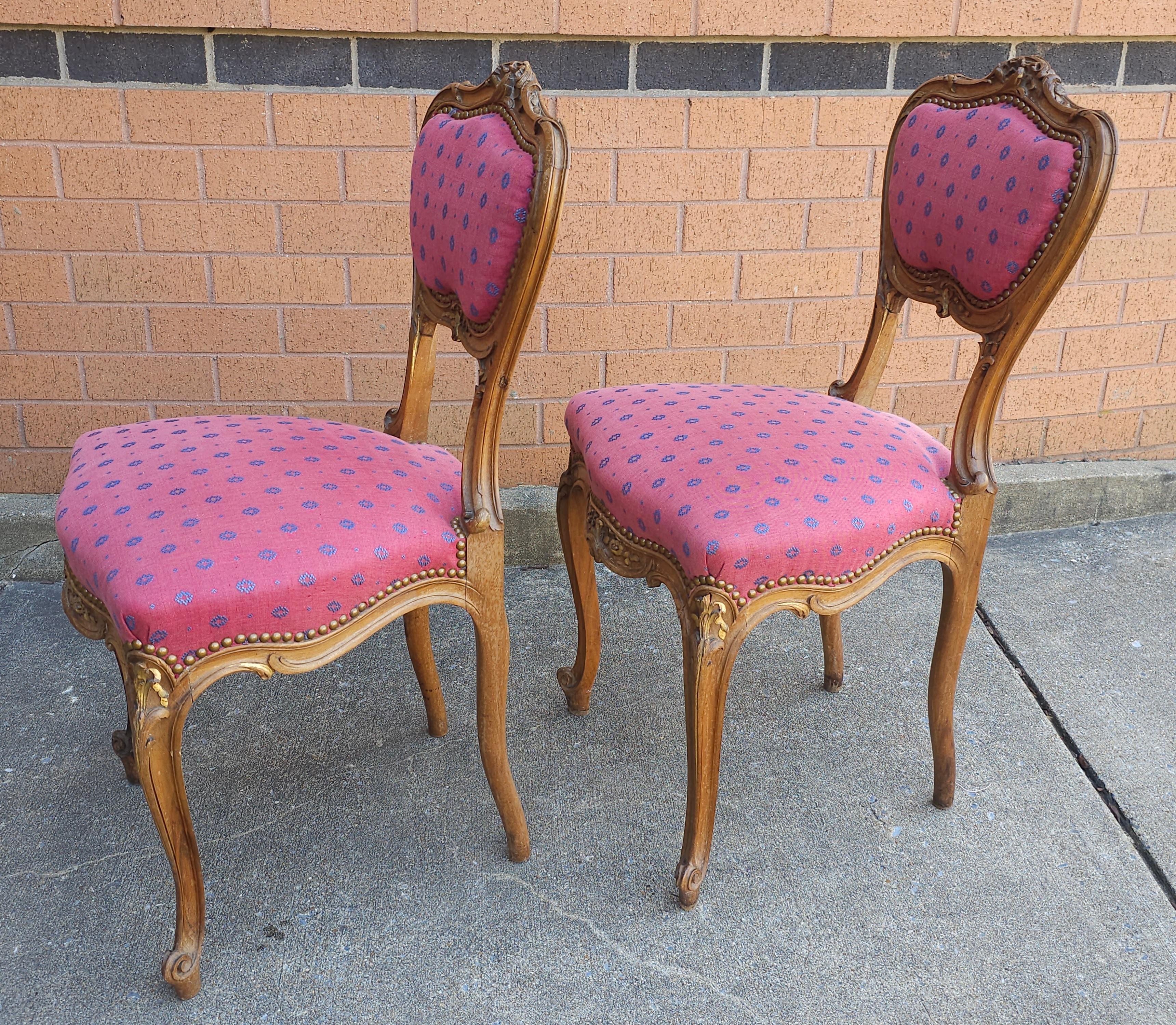 Paire de chaises d'appoint Louis XV sculptées en bois fruitier avec clous en laiton cloutés et tapissés Bon état - En vente à Germantown, MD