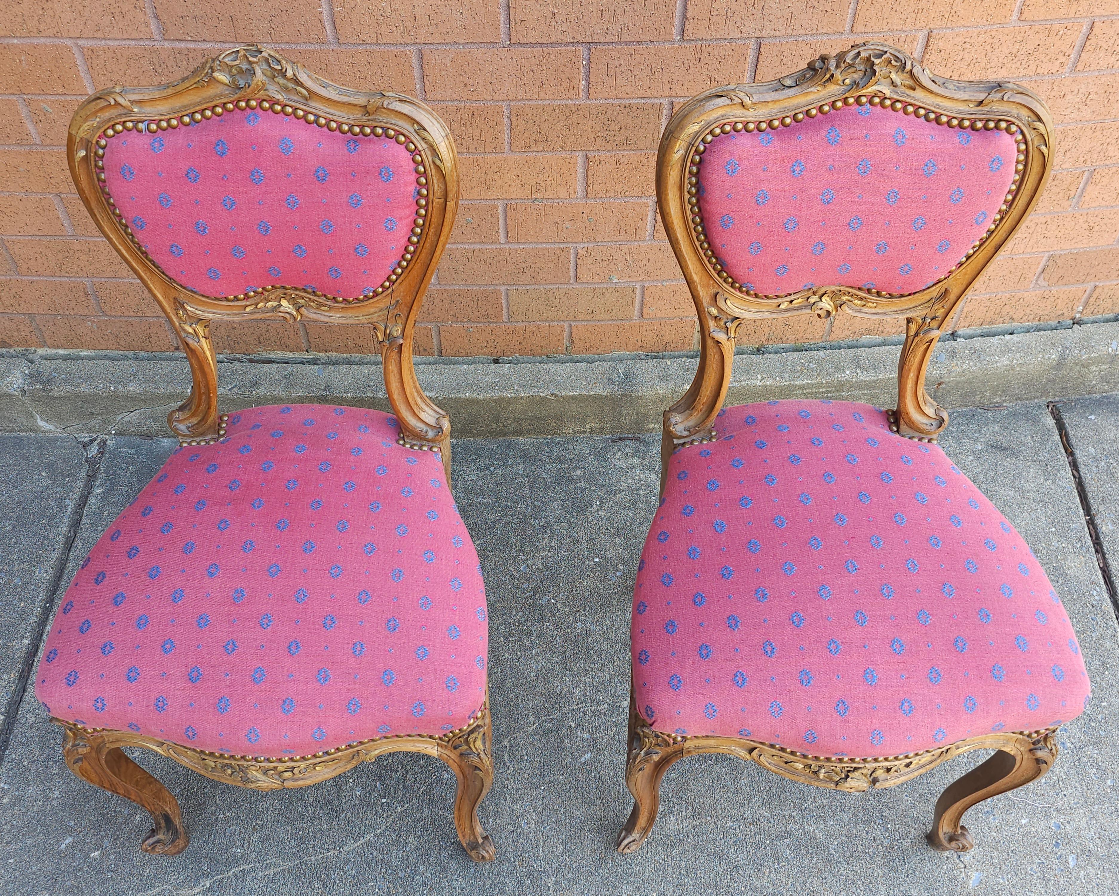 20ième siècle Paire de chaises d'appoint Louis XV sculptées en bois fruitier avec clous en laiton cloutés et tapissés en vente