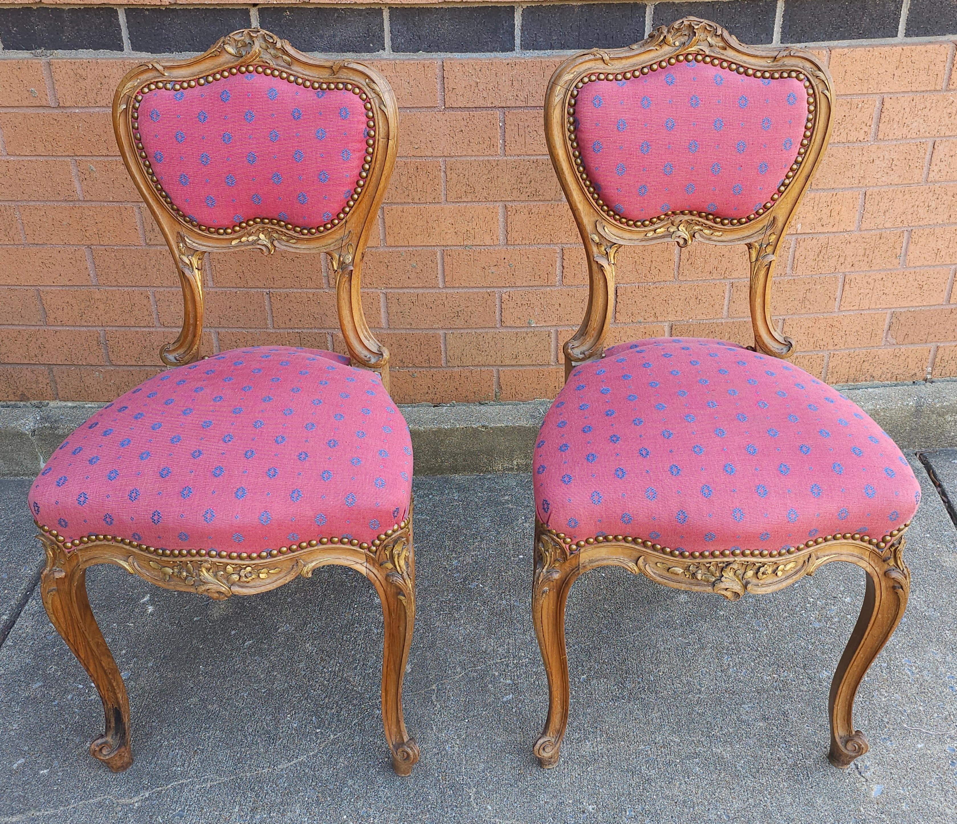 Tissu d'ameublement Paire de chaises d'appoint Louis XV sculptées en bois fruitier avec clous en laiton cloutés et tapissés en vente