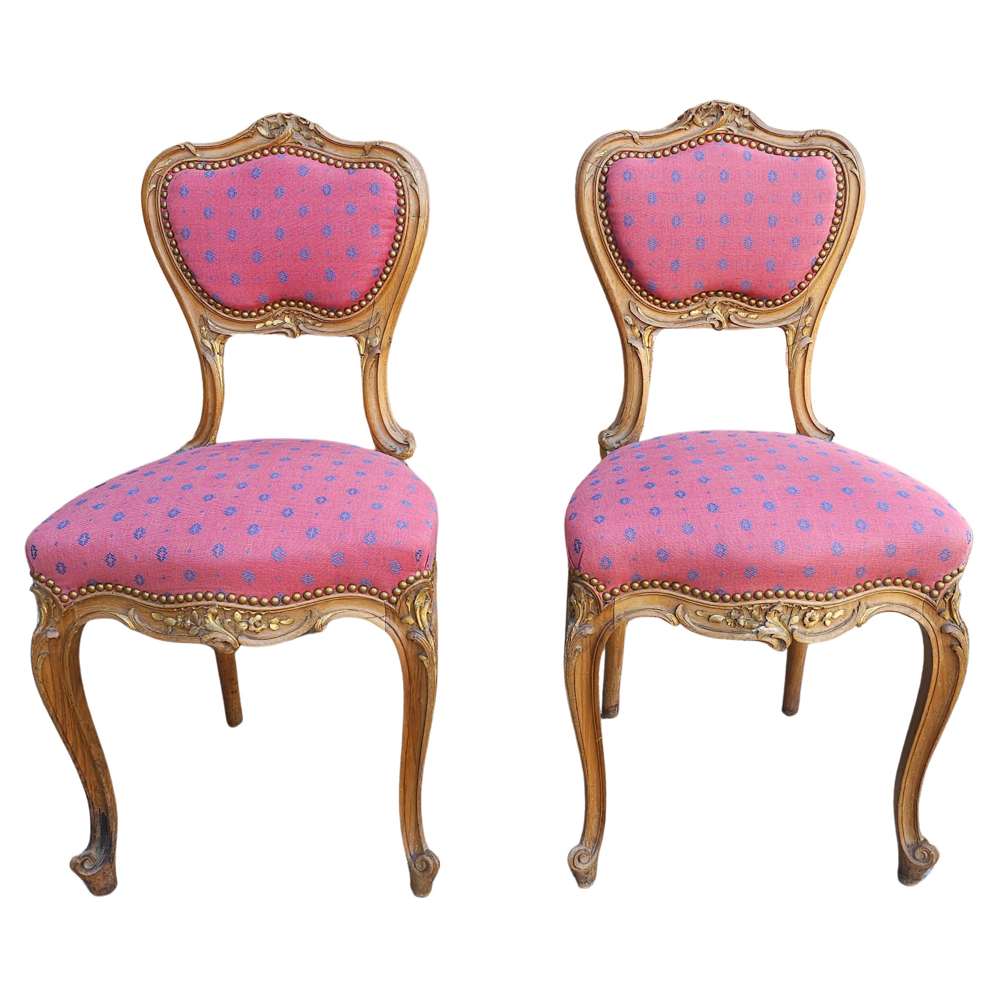 Paire de chaises d'appoint Louis XV sculptées en bois fruitier avec clous en laiton cloutés et tapissés en vente