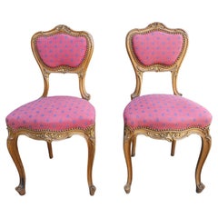Paire de chaises d'appoint Louis XV sculptées en bois fruitier avec clous en laiton cloutés et tapissés