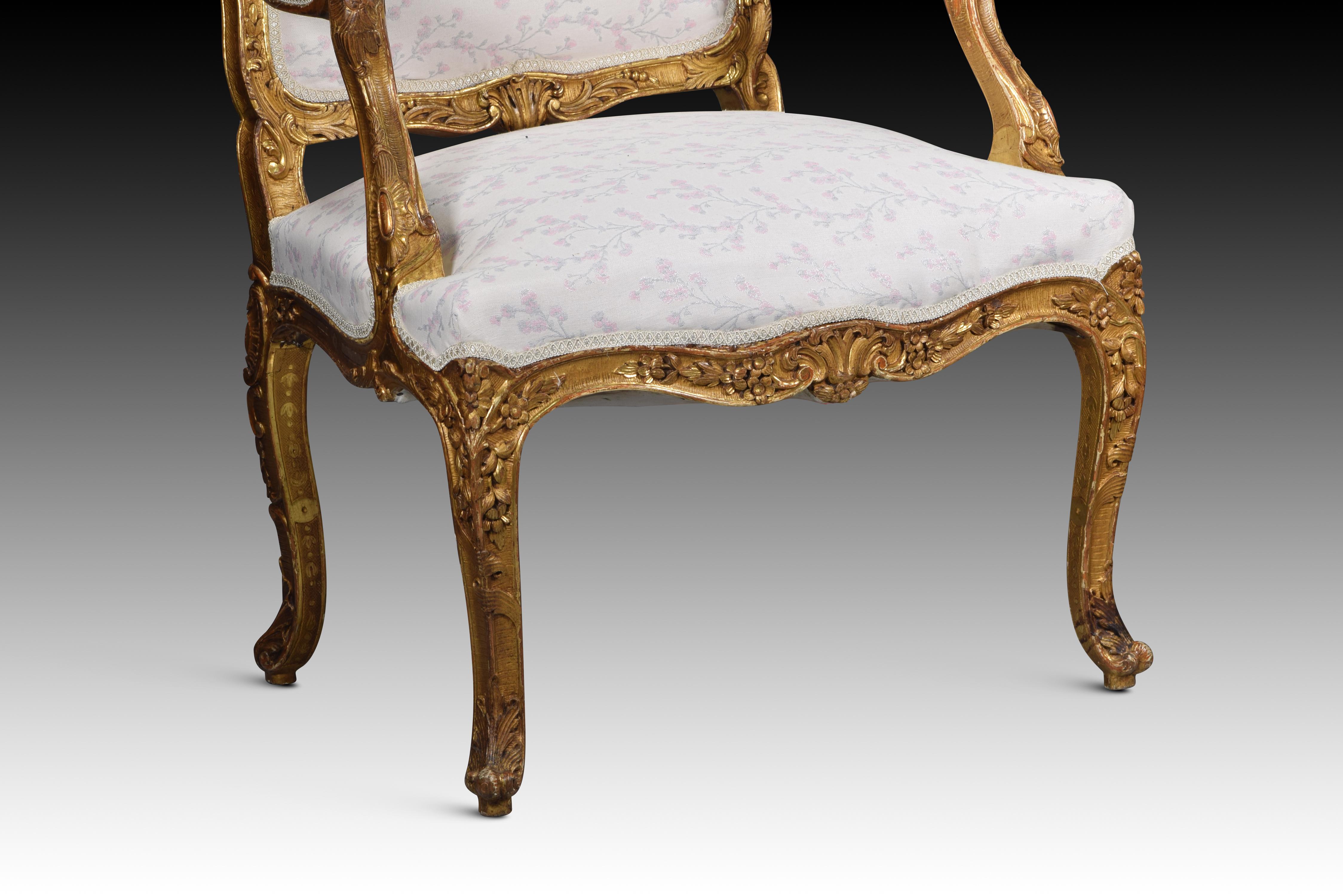 Pair of Louis XV chairs or armchairs. Carved wood, upholstery. Possibly France, 18th century. 
Pair of upholstered high-back armchairs, cushion and arms with a fragment in the center also upholstered, of the type known as “fauteuil à la reine” due