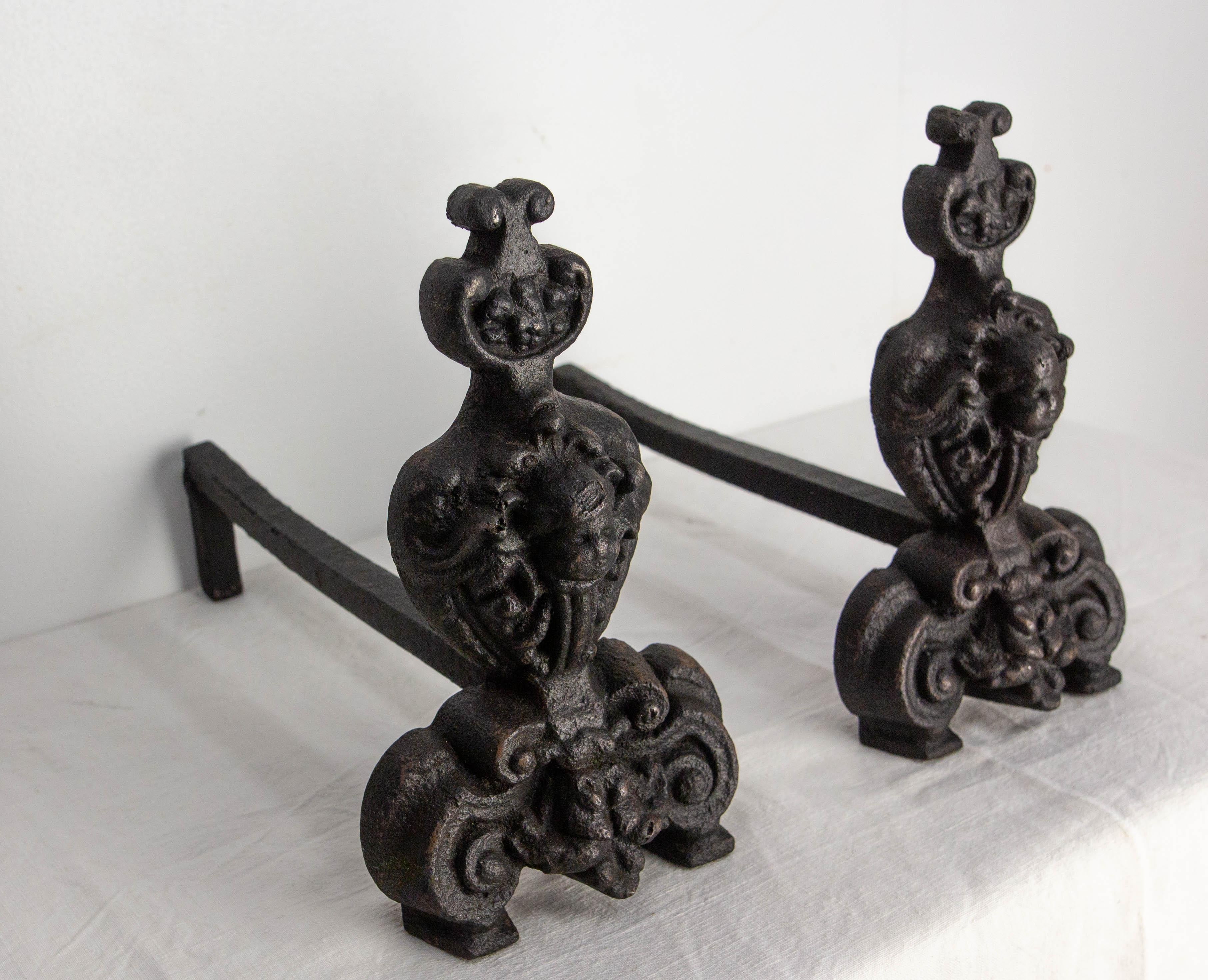 Pareja de morillos de la época Luis XV, de hierro forjado.
Este par de morillos, fabricados en el siglo XVIII, presentan una decoración típica de su época 