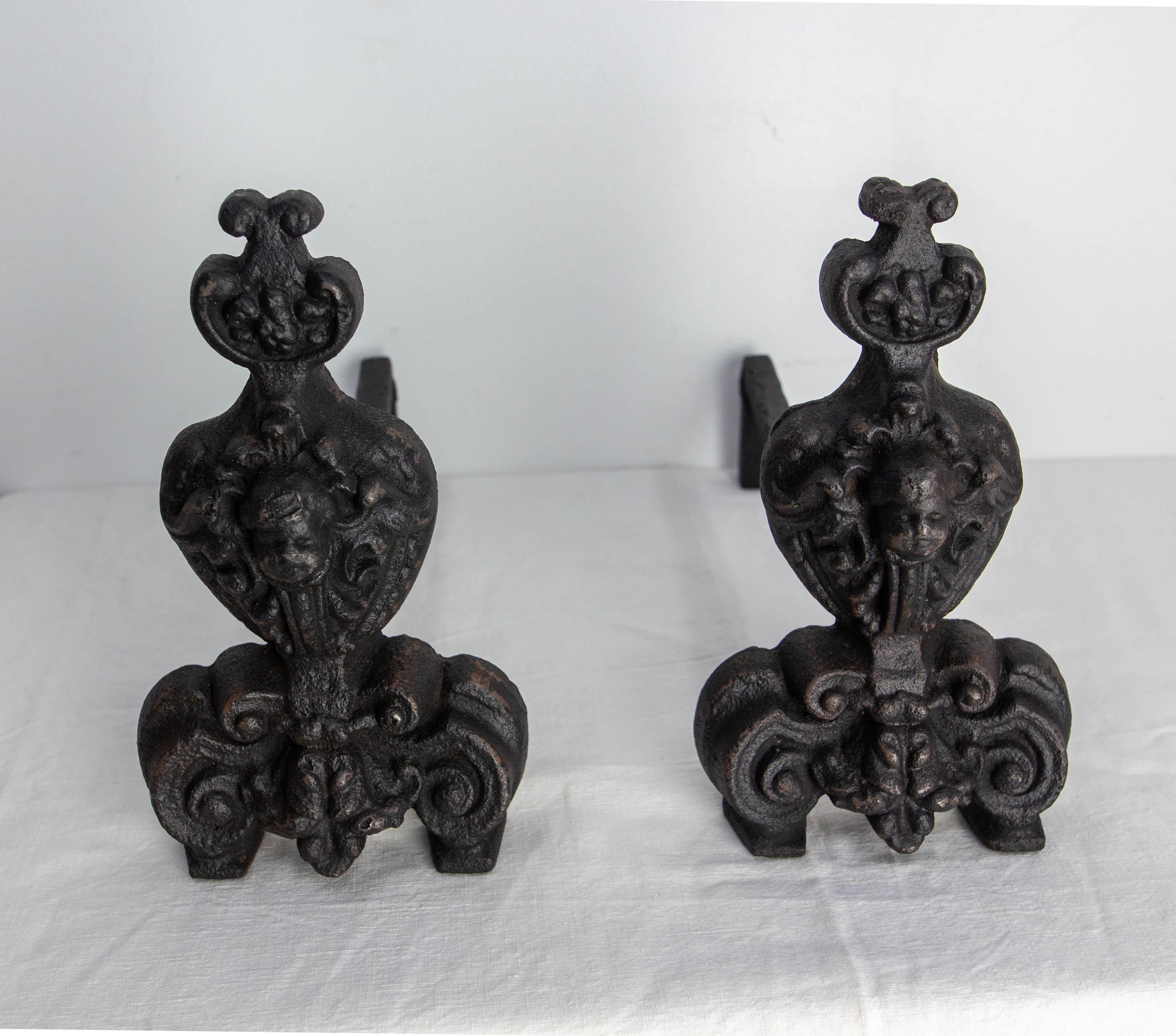 Pareja de morillos de hierro forjado Luis XV, Francia, S. XVIII Europeo en venta