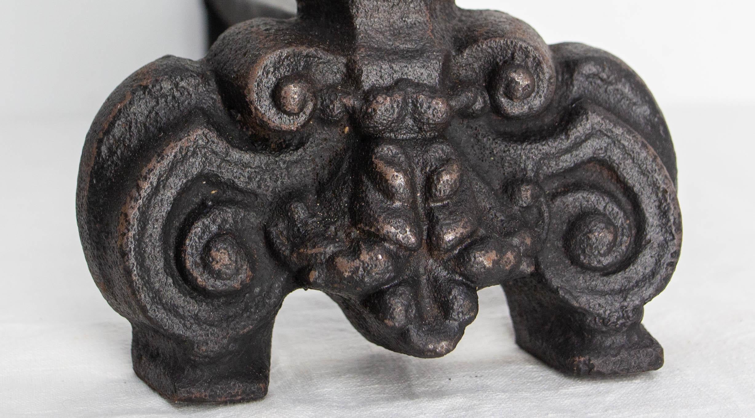 Pareja de morillos de hierro forjado Luis XV, Francia, S. XVIII en venta 1