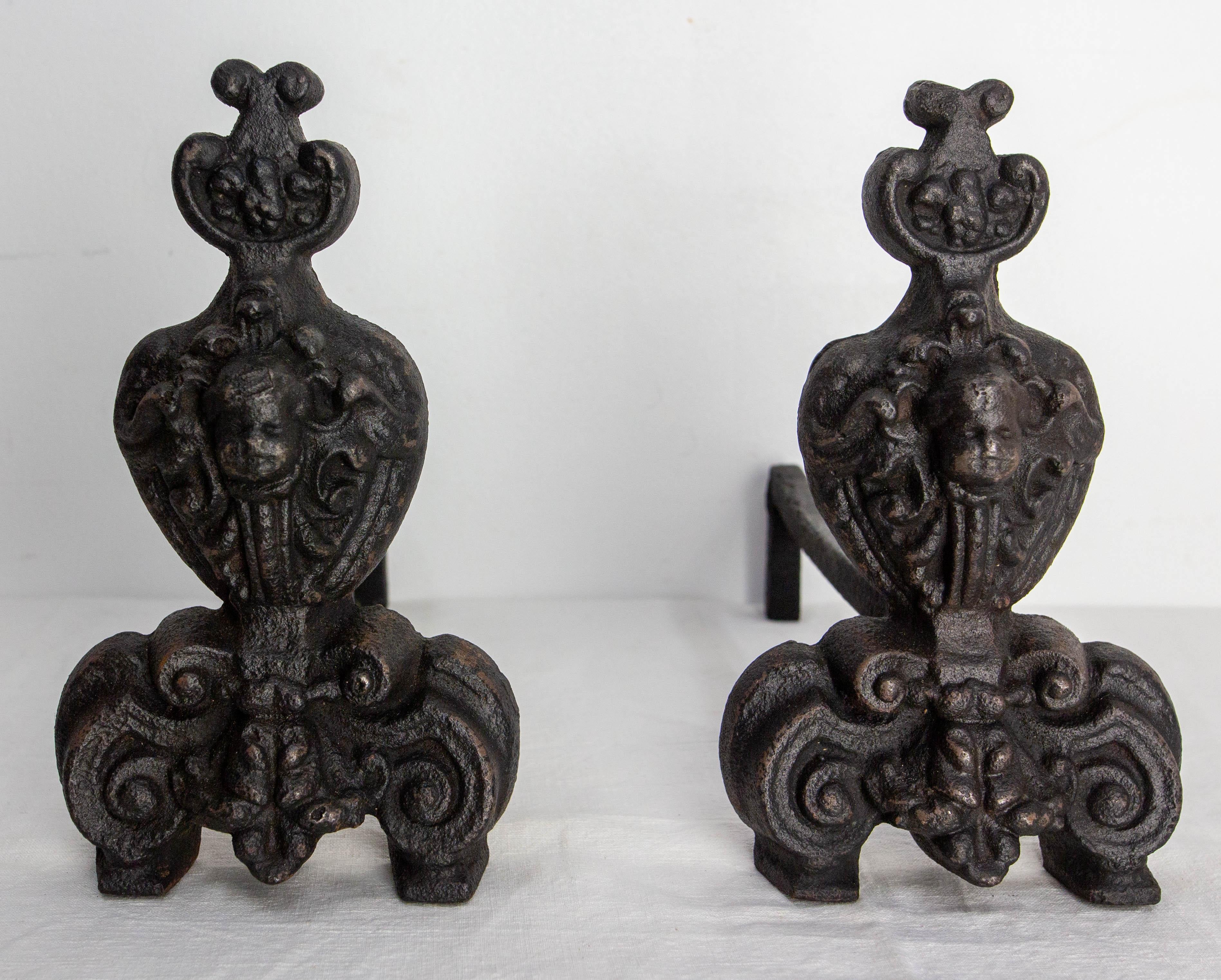 Pareja de morillos de hierro forjado Luis XV, Francia, S. XVIII en venta 2