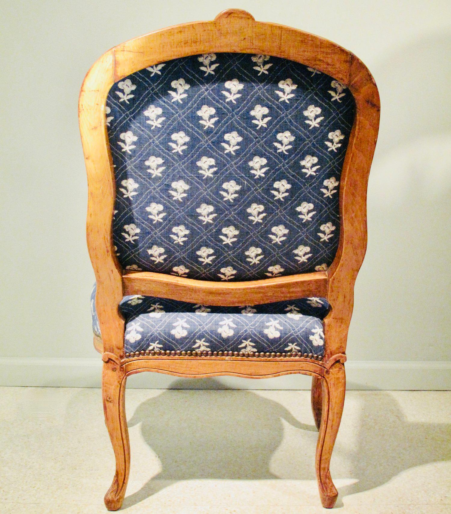 Paar Louis XV Französisch Provincial geschnitzt Buchenholz Stühle im Angebot 3