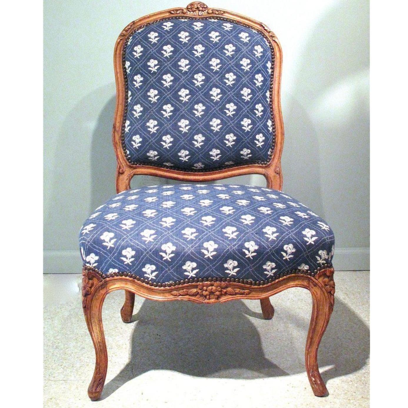 Français Paire de chaises provinciales françaises Louis XV en bois de hêtre sculpté en vente