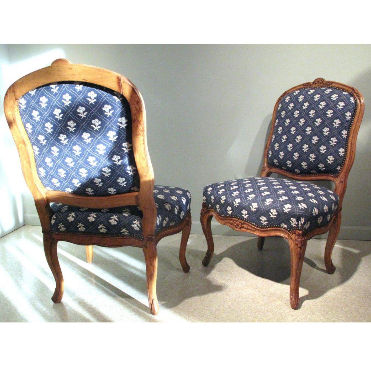 Paar Louis XV Französisch Provincial geschnitzt Buchenholz Stühle im Angebot 2