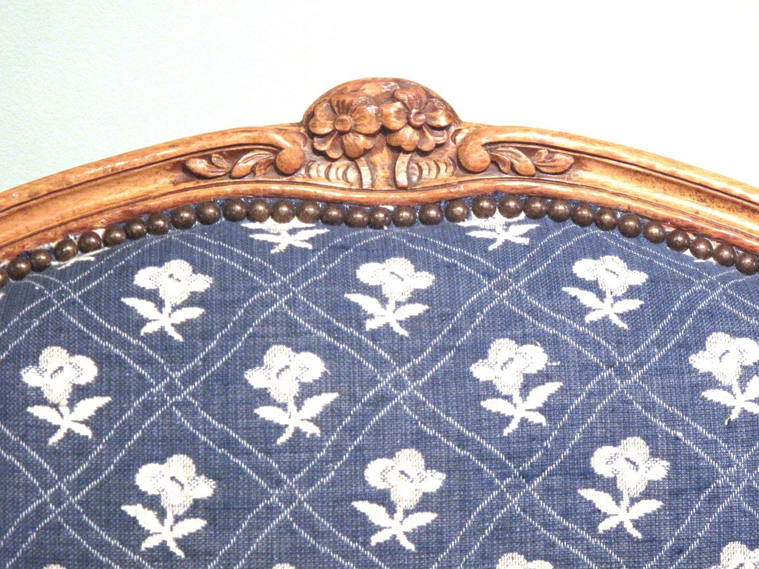 Paar Louis XV Französisch Provincial geschnitzt Buchenholz Stühle (Handgeschnitzt) im Angebot