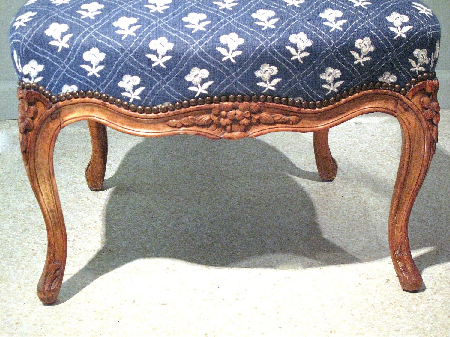 Paire de chaises provinciales françaises Louis XV en bois de hêtre sculpté Bon état - En vente à Free Union, VA