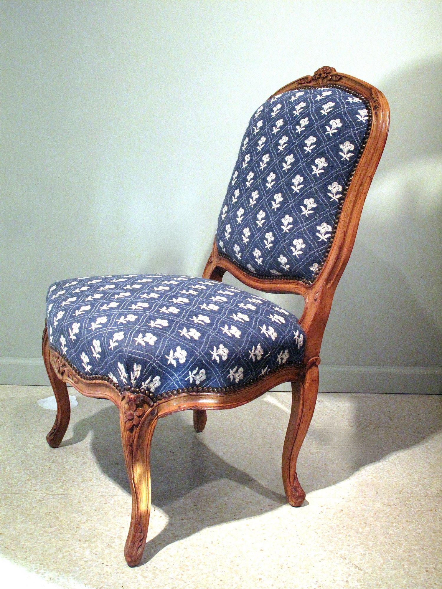 Paar Louis XV Französisch Provincial geschnitzt Buchenholz Stühle (18. Jahrhundert und früher) im Angebot