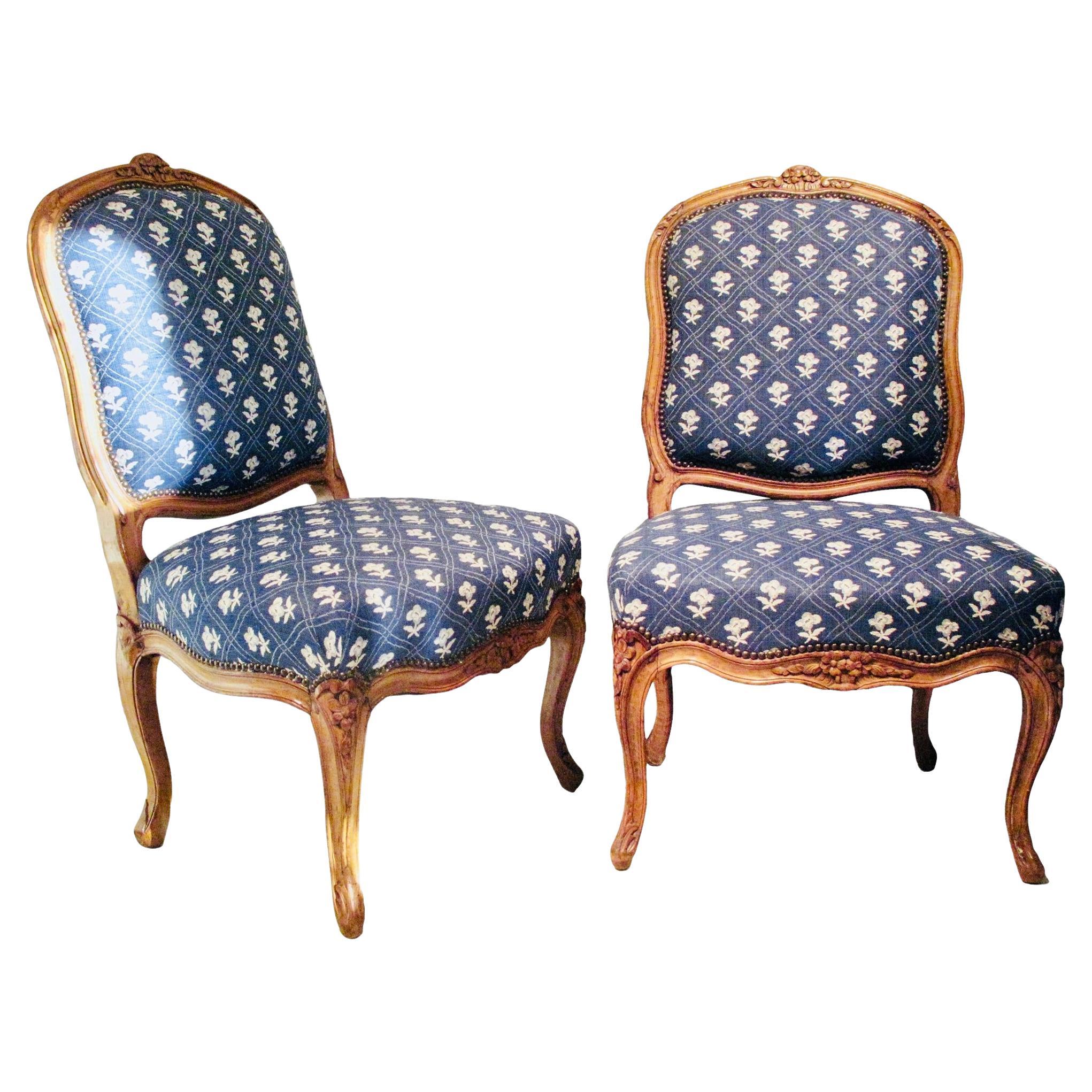 Paar Louis XV Französisch Provincial geschnitzt Buchenholz Stühle im Angebot