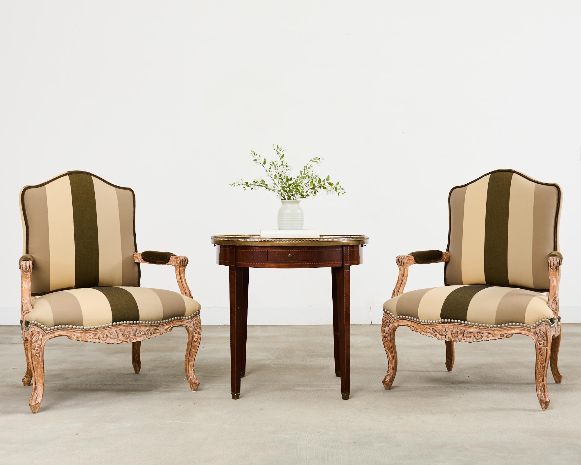 Charmantes Paar großer Fauteuil-Sessel, handgefertigt im französischen Landhausstil oder Louis XV von Kreiss Hollywood, CA. Der Lounge-Sessel Marquesa besteht aus einem übergroßen Buchenholzrahmen, der in aufwändiger Handarbeit geschnitzt wurde und
