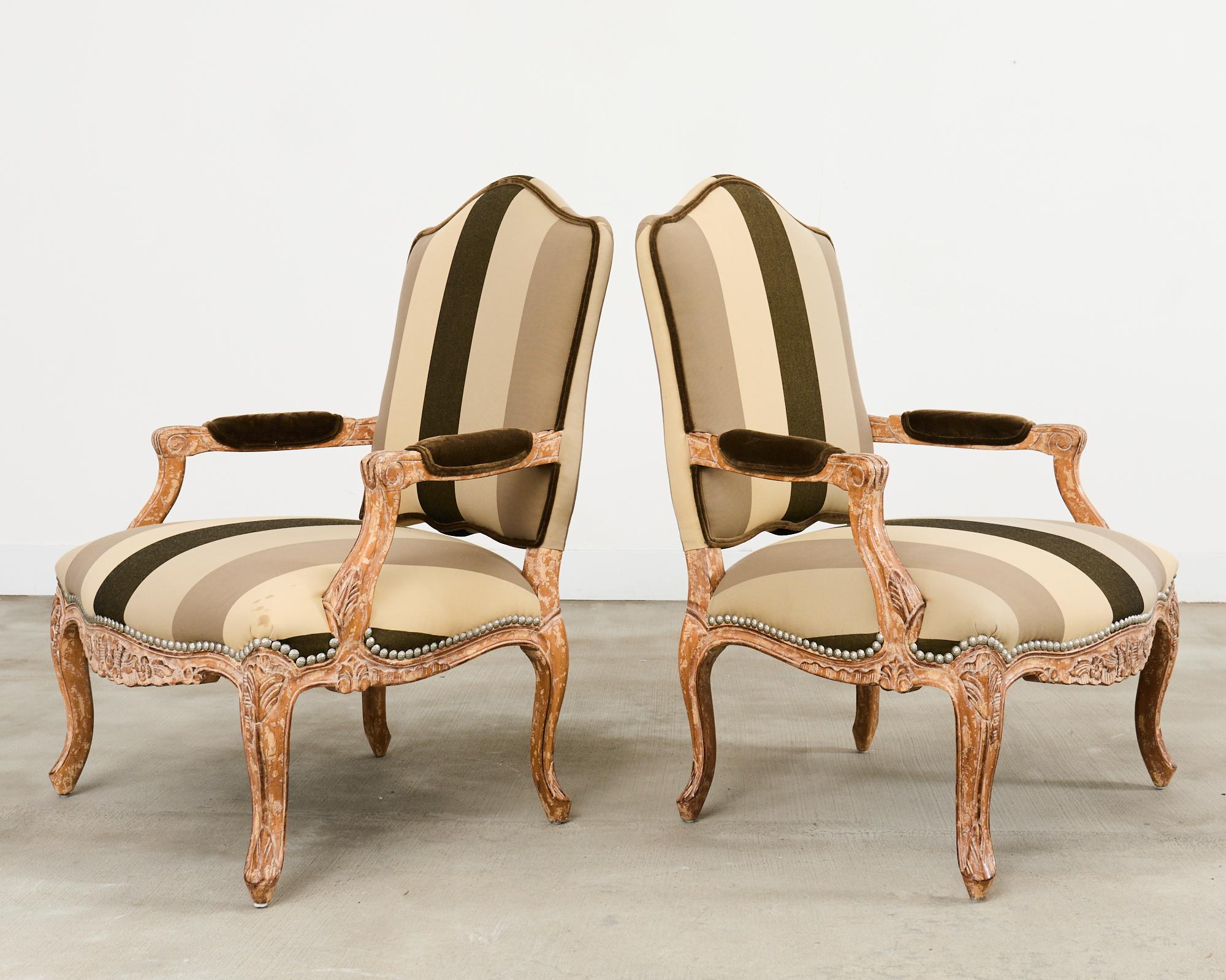 Ein Paar Fauteuil-Sessel im französischen Louis-XV-Provinzial-Stil von Kreiss (amerikanisch) im Angebot