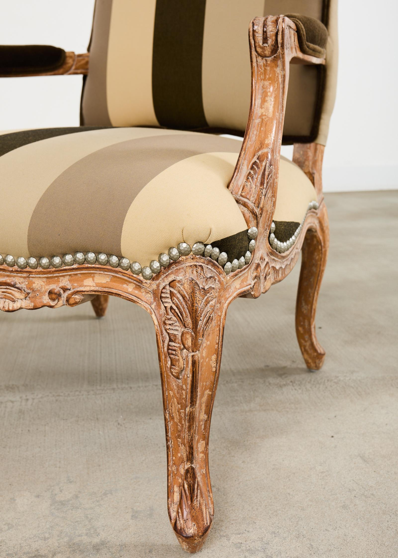 Ein Paar Fauteuil-Sessel im französischen Louis-XV-Provinzial-Stil von Kreiss (Messing) im Angebot