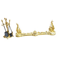 Pare-feu 3(three) en laiton doré de style Louis XV, Stand d'outils avec trois outils