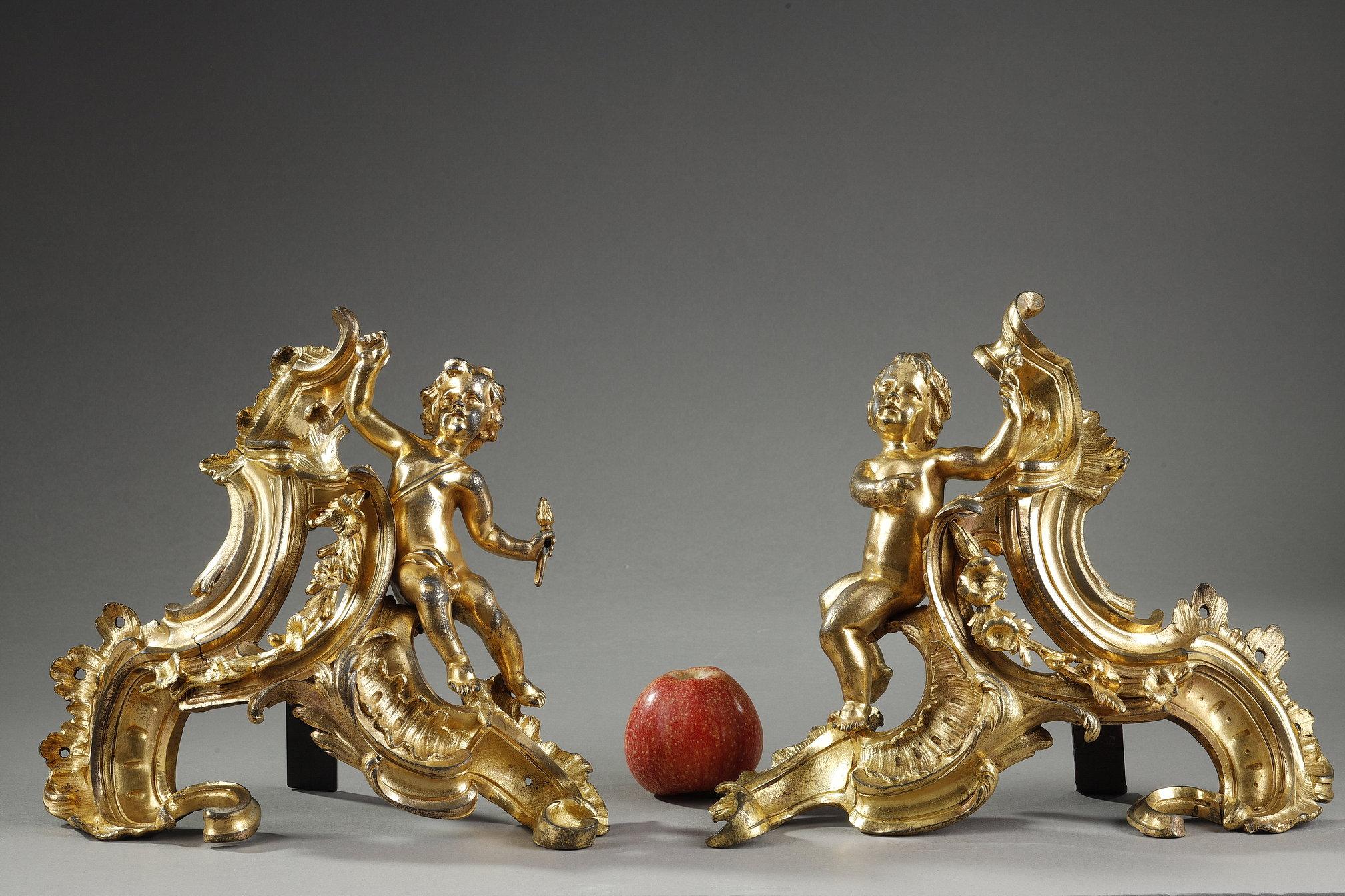 Français Paire de chenets Louis XV en bronze doré en vente