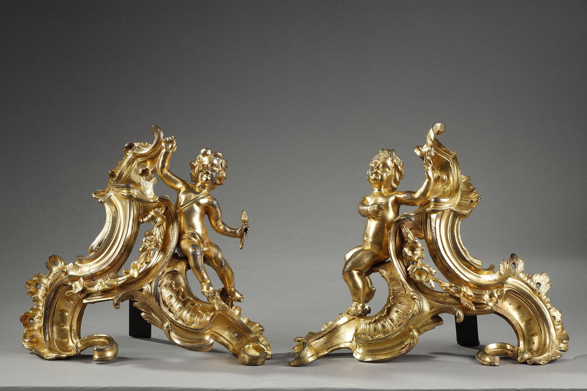 Doré Paire de chenets Louis XV en bronze doré en vente