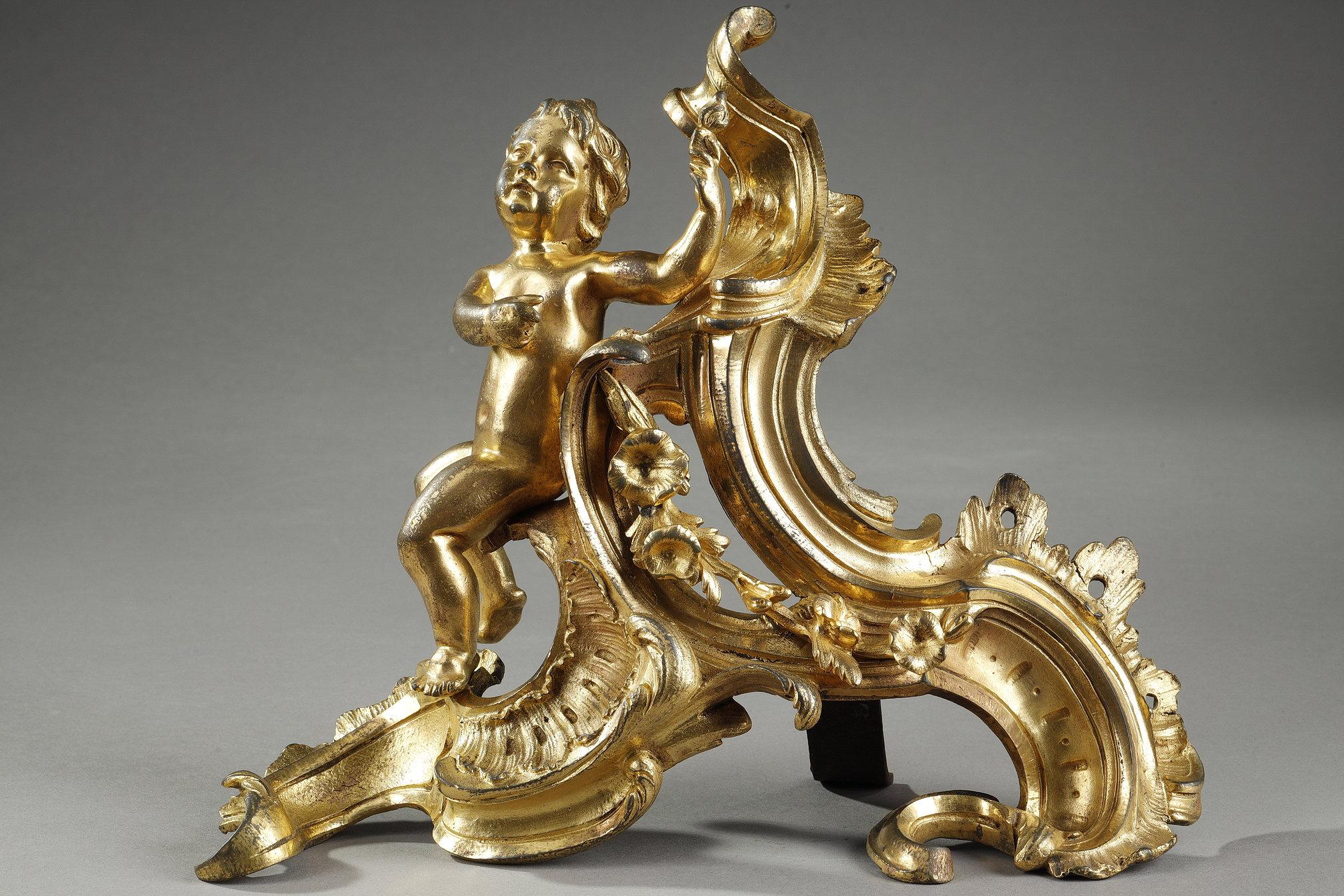 Milieu du XVIIIe siècle Paire de chenets Louis XV en bronze doré en vente