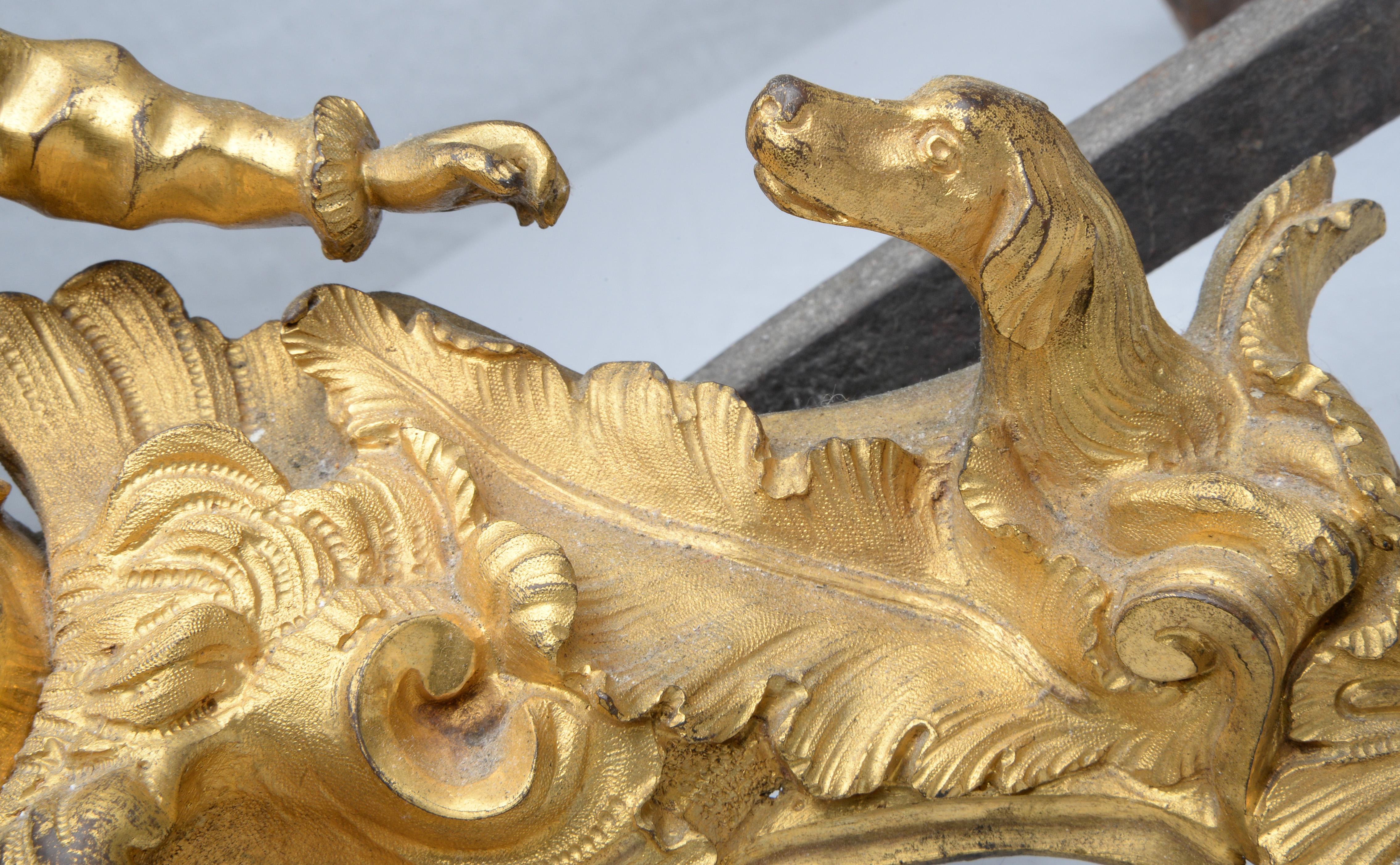 Rococo Paire de chenets figuratifs Louis XV en bronze doré en vente