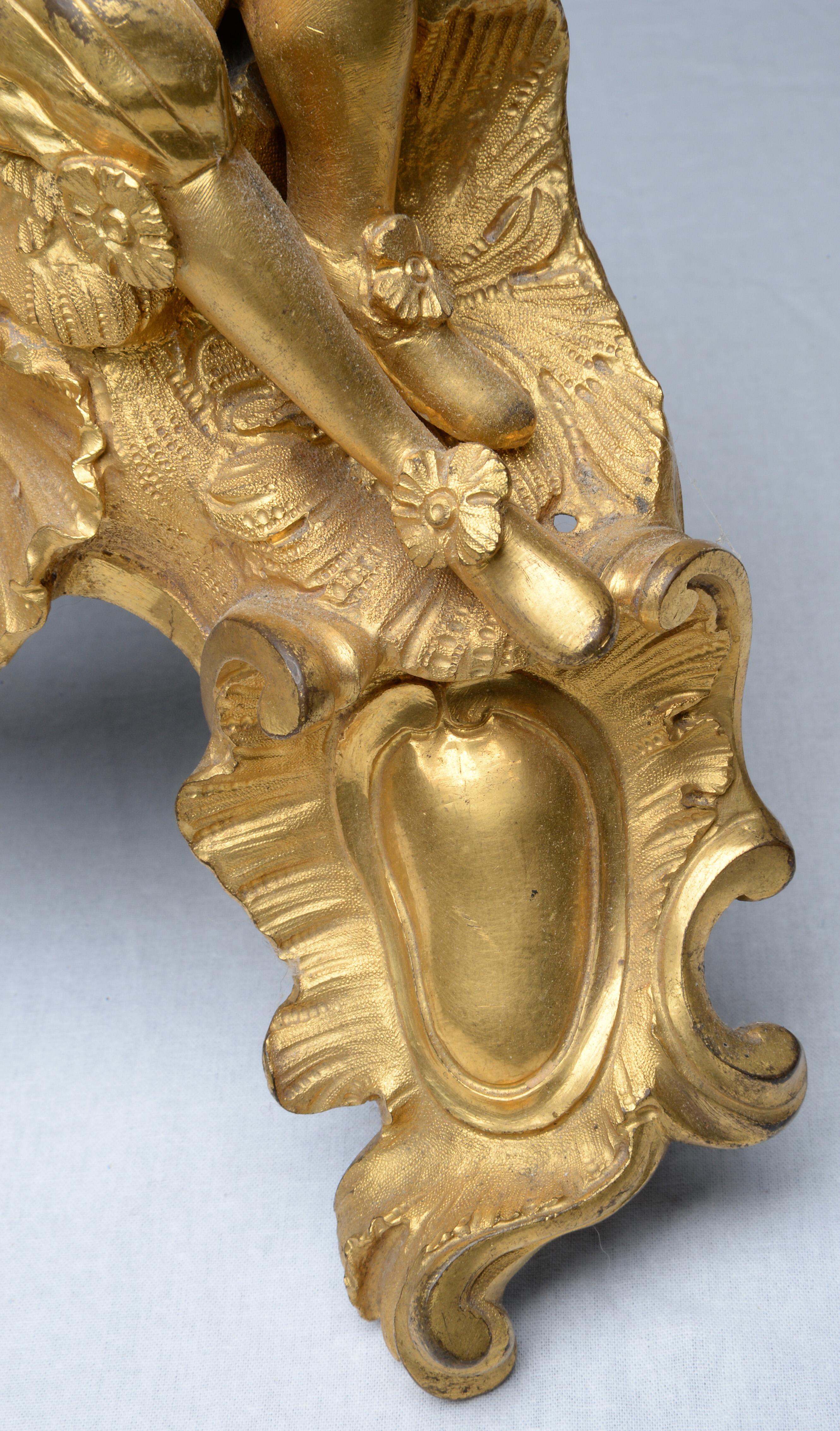 XVIIIe siècle Paire de chenets figuratifs Louis XV en bronze doré en vente