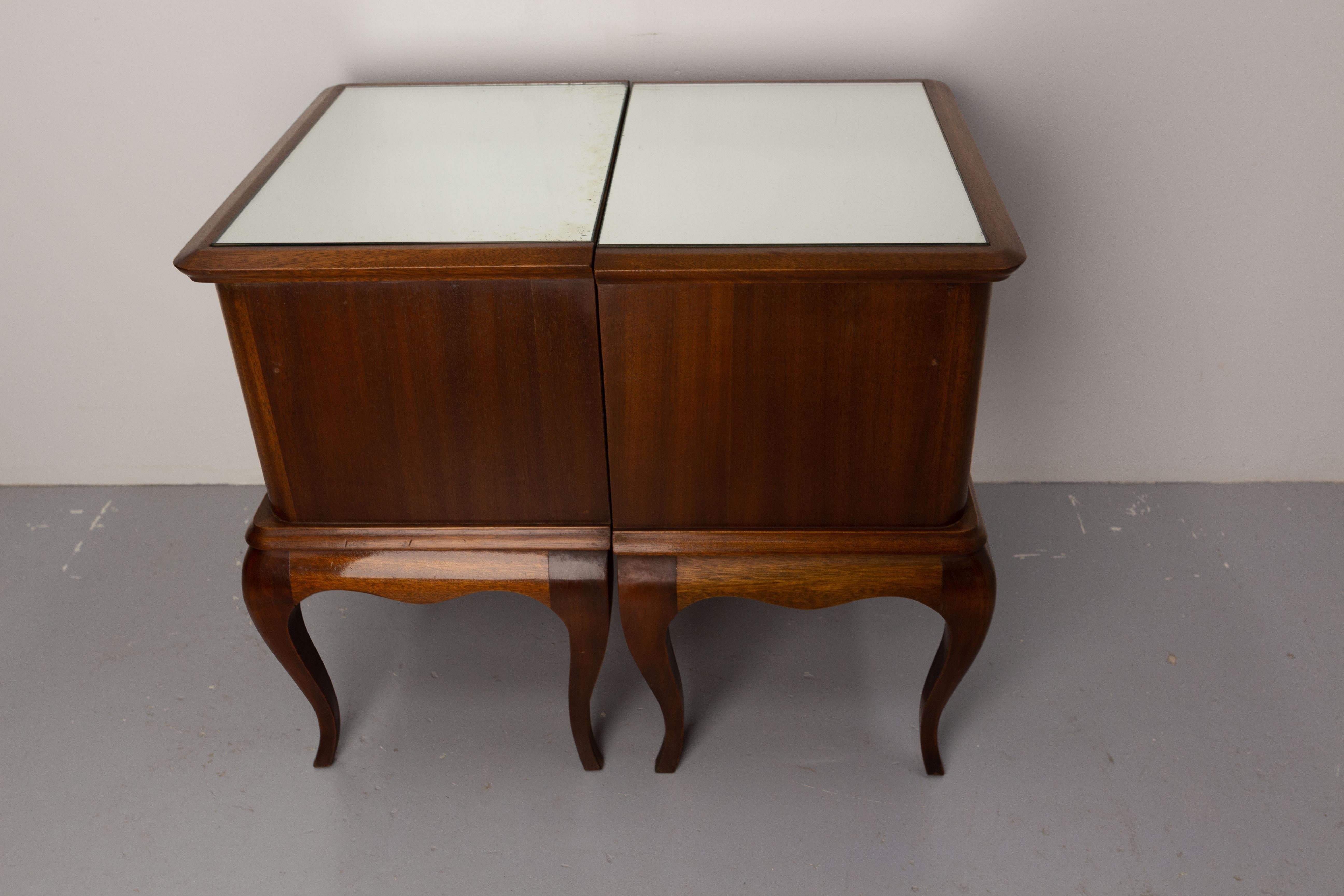 Fin du 20e siècle Paire d'inspiration Louis XV tables de chevet tables de chevet françaises en vente