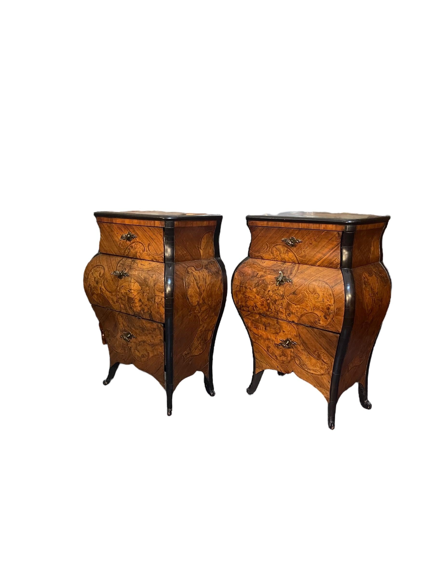 Pair of Louis XV Lombard bedside tables, veneered in walnut and briar, moved on the front and sides, ebonized profiles, three drawers, one of which is folding.

The walnut briar forms a complementary decoration of the two pieces of furniture, both