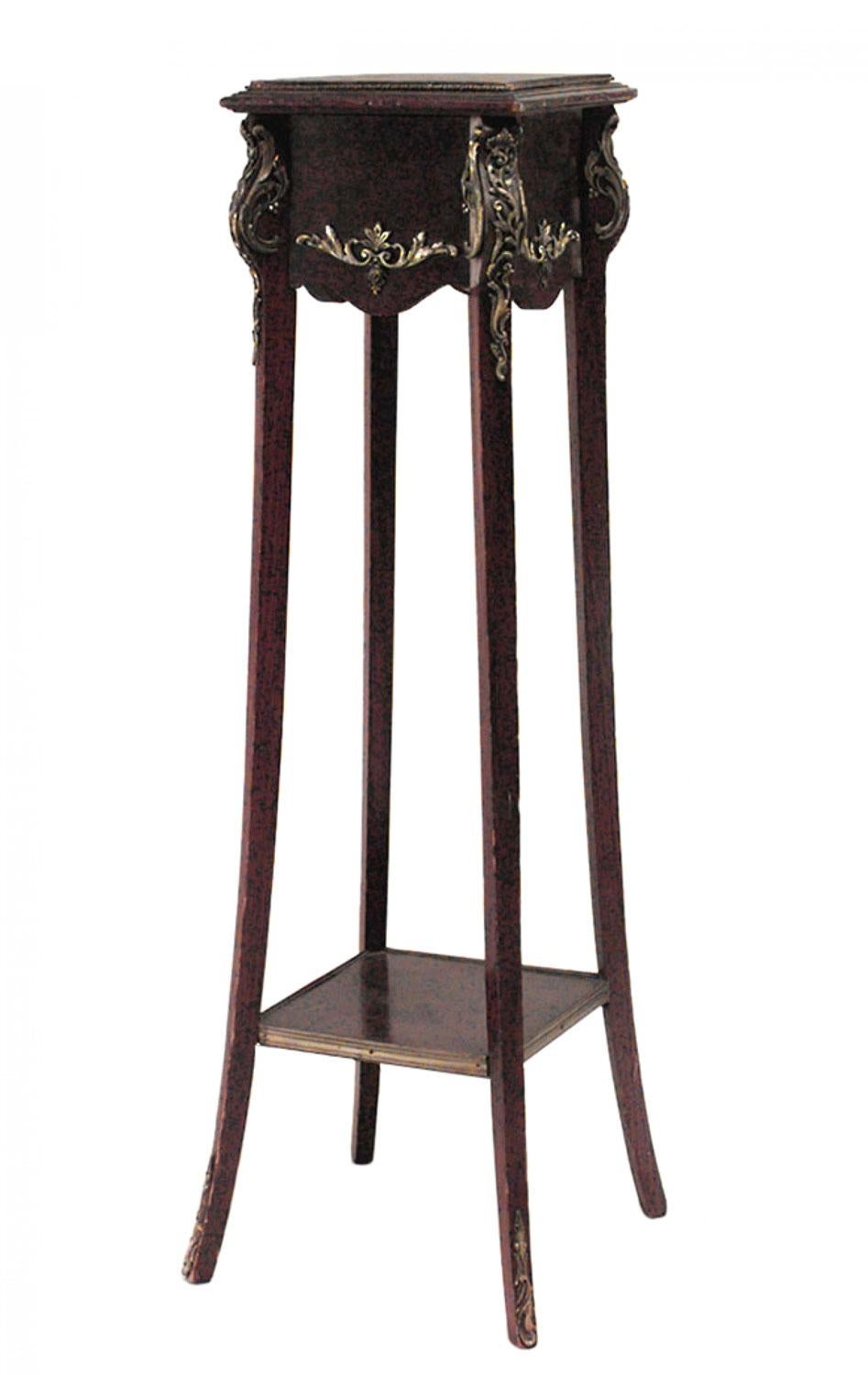 COPPIA di piedistalli quadrati in stile Luigi XV (19/20° secolo), in mogano e bronzo, con piattaforma a barella.