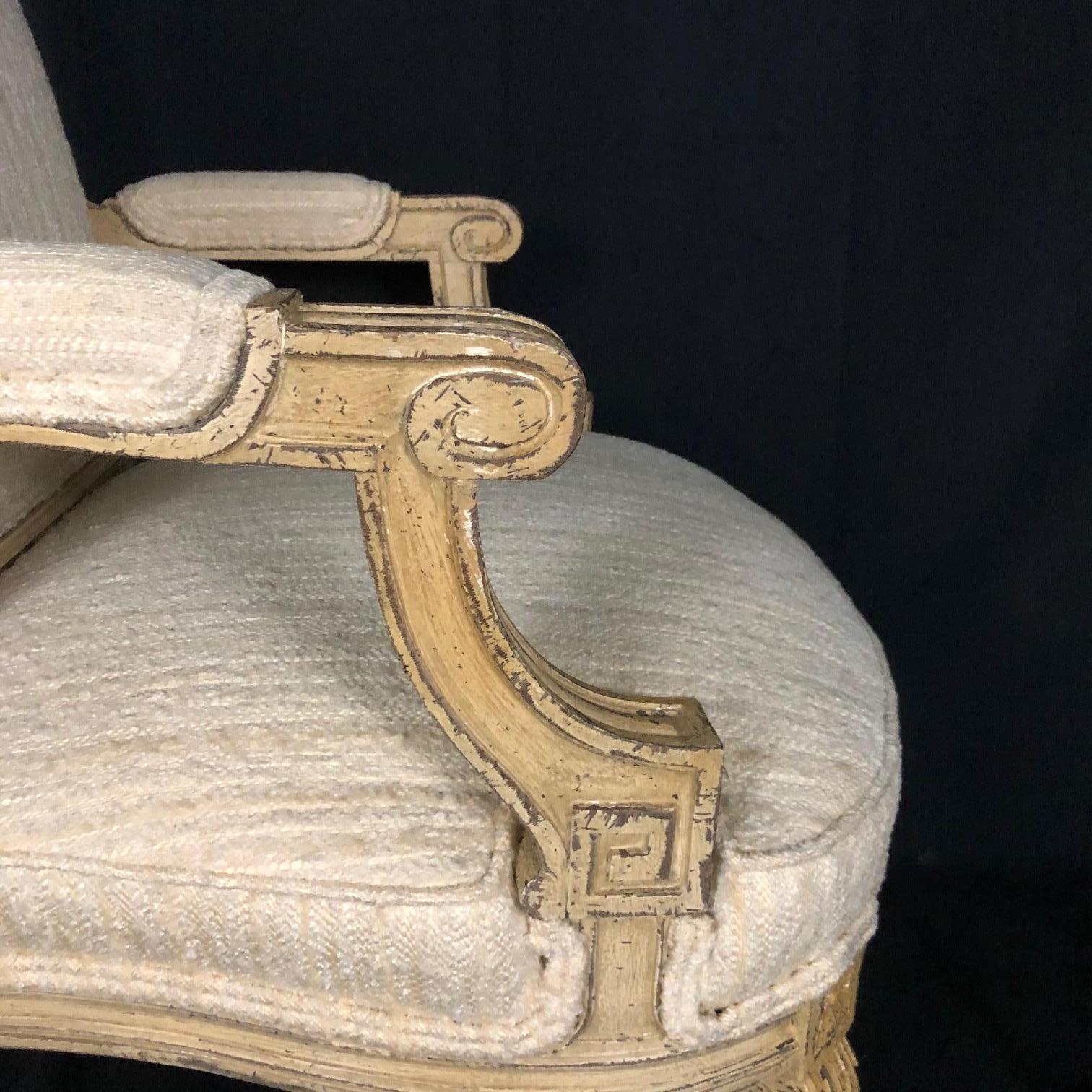 Paar cremefarbene französische Bergere-Sessel im neoklassischen Louis-XV-Stil im Angebot 5