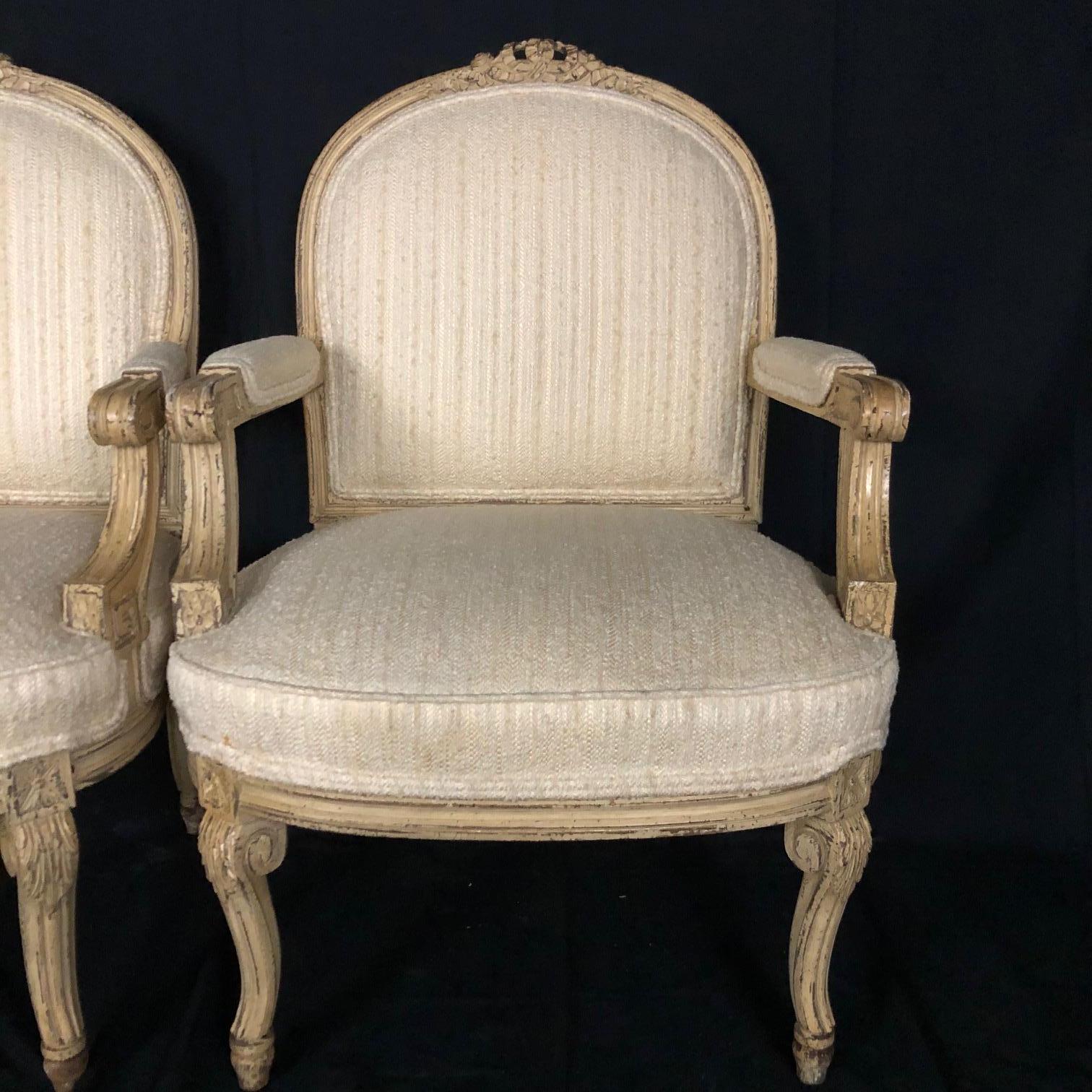 Pareja de sillones de bergere franceses de estilo neoclásico Luis XV pintados en crema Pintado en venta