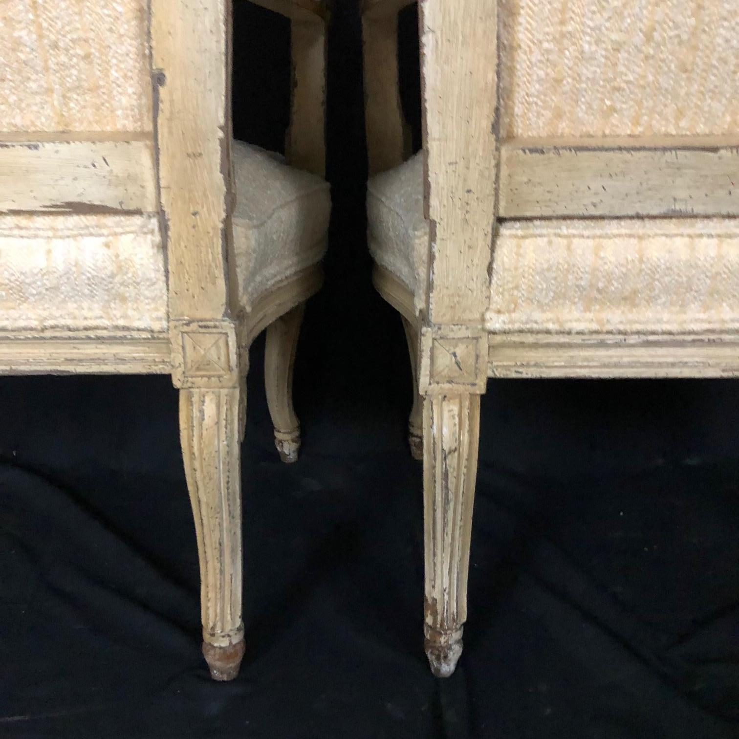 Paar cremefarbene französische Bergere-Sessel im neoklassischen Louis-XV-Stil (Polster) im Angebot