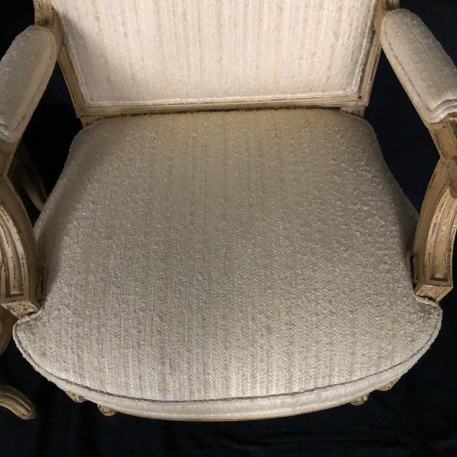 Paar cremefarbene französische Bergere-Sessel im neoklassischen Louis-XV-Stil im Angebot 2