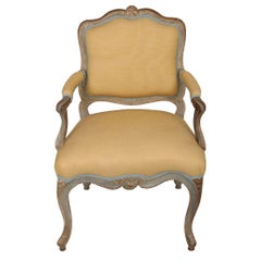 Paire de chaises Louis XV nouvellement tapissées en soie jaune avec dossier à motifs