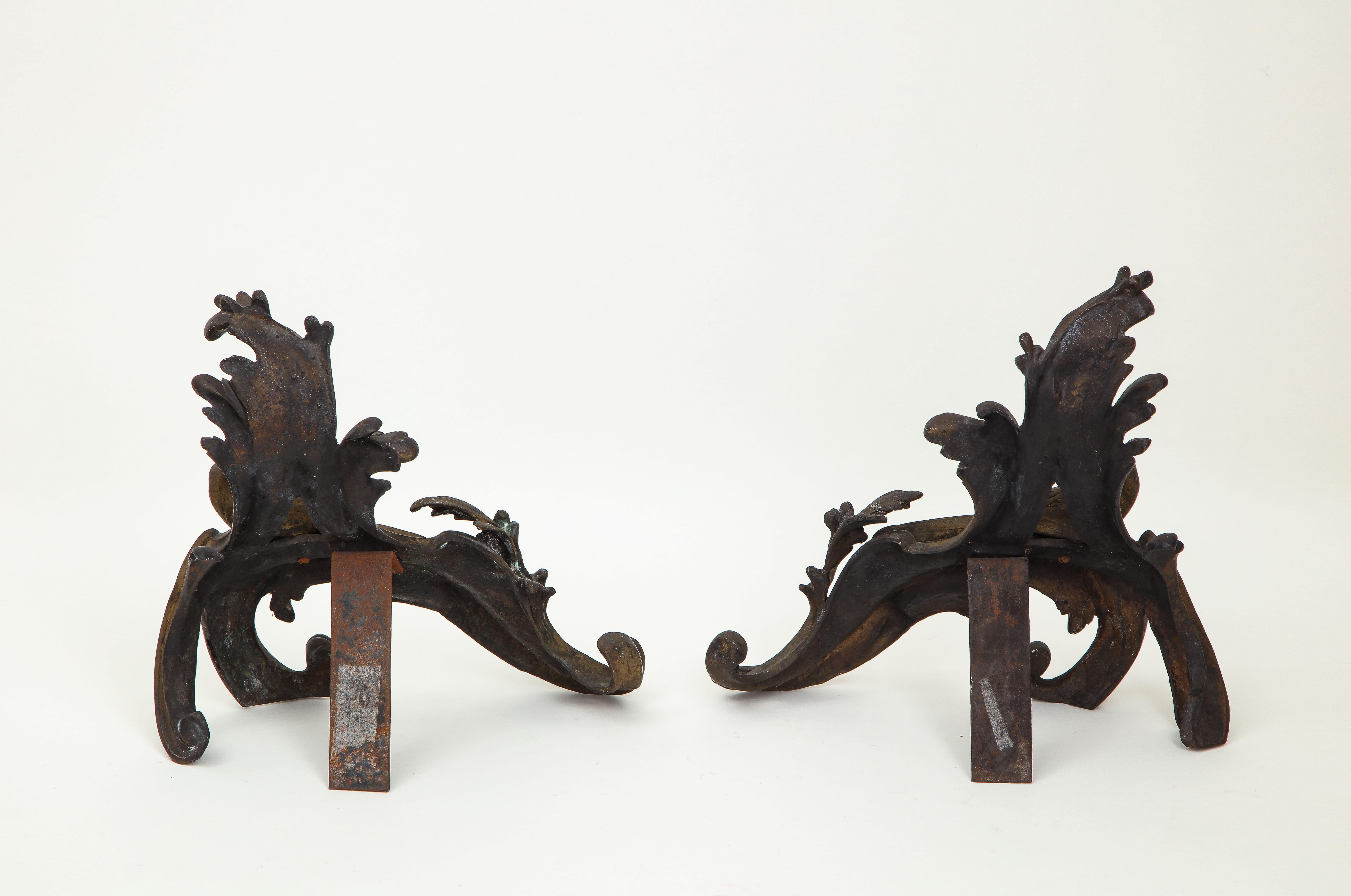 Bronze doré Paire de Chenets Louis XV en Ormolu en vente