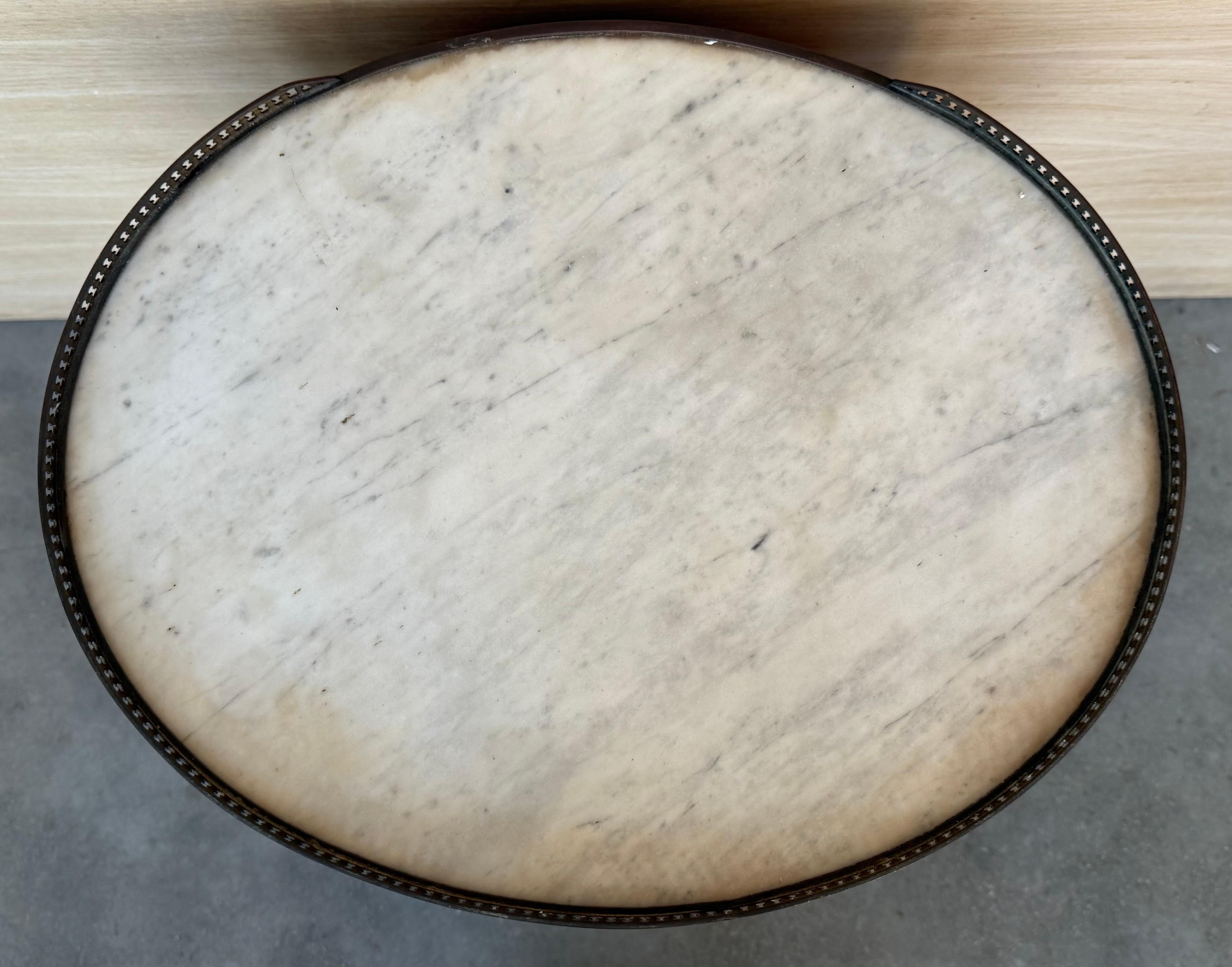 Coppia di comodini ovali Luigi XV a forma di bouillotte con cassetto e ripiano basso in vendita 4