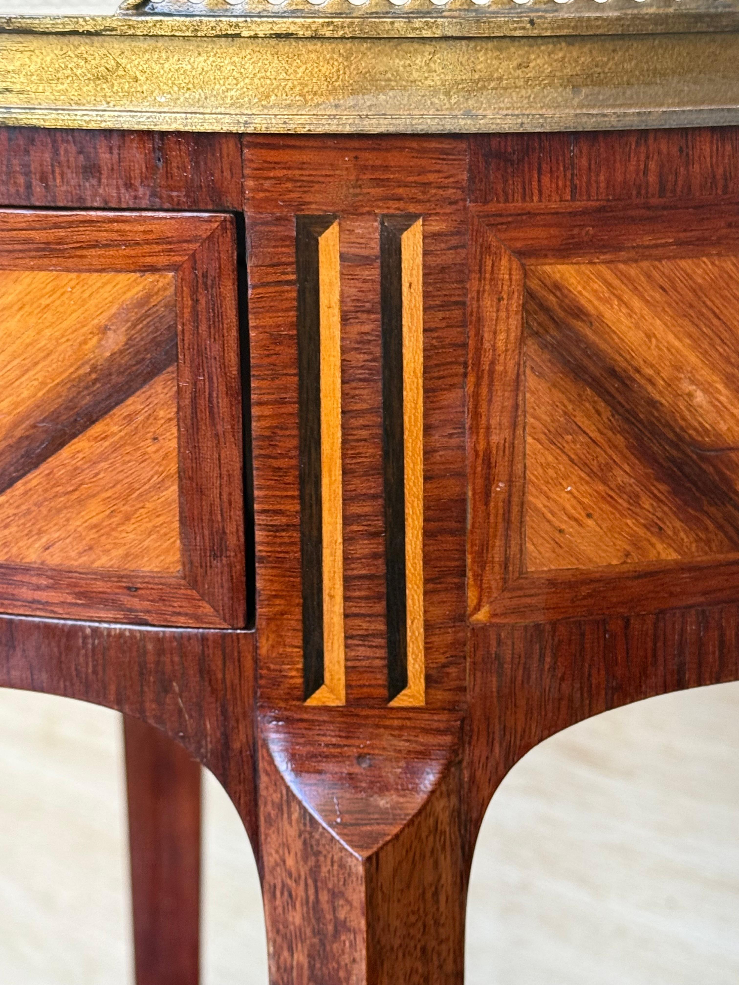 Coppia di comodini ovali Luigi XV a forma di bouillotte con cassetto e ripiano basso in vendita 5