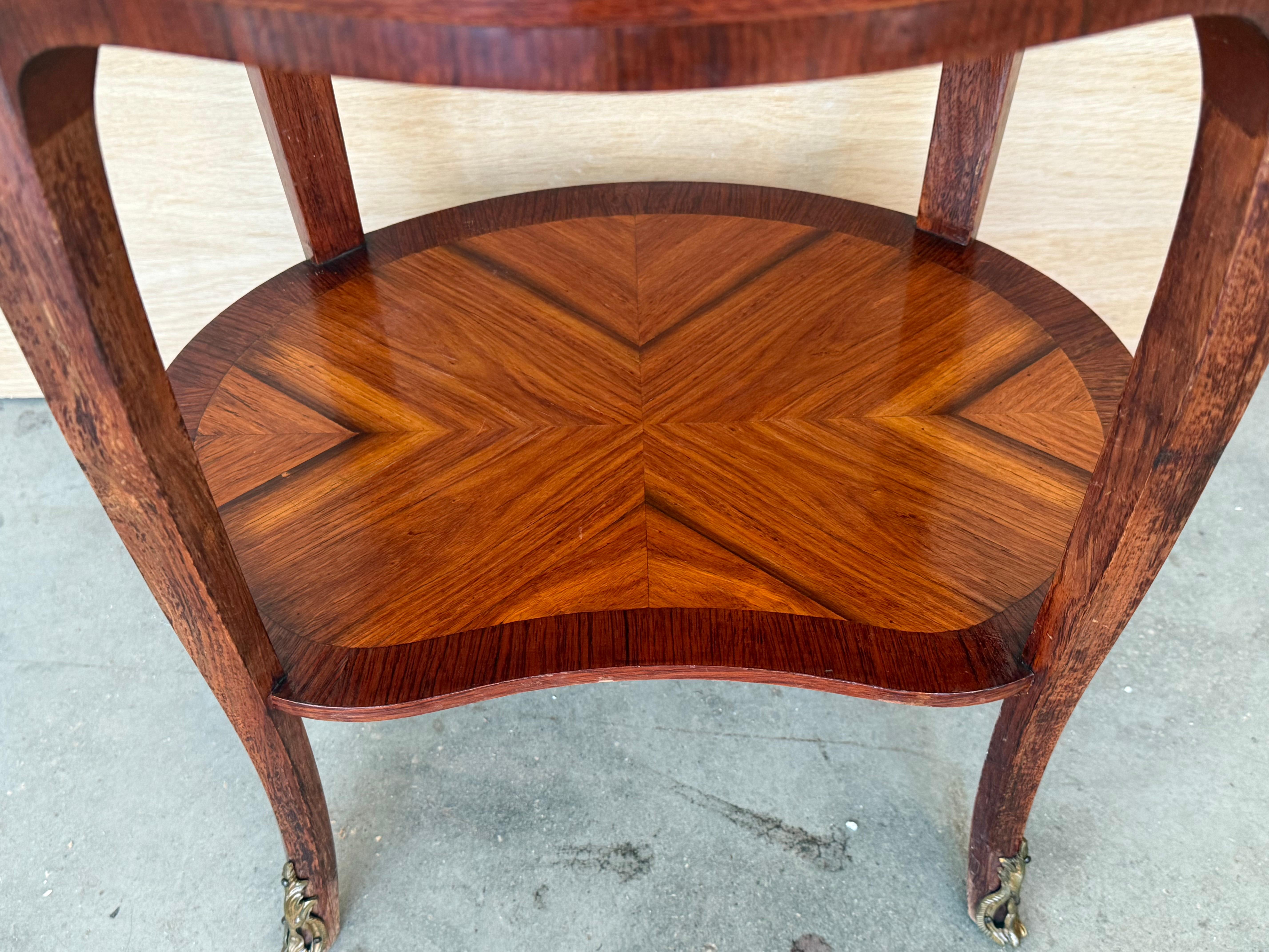 Coppia di comodini ovali Luigi XV a forma di bouillotte con cassetto e ripiano basso in vendita 6